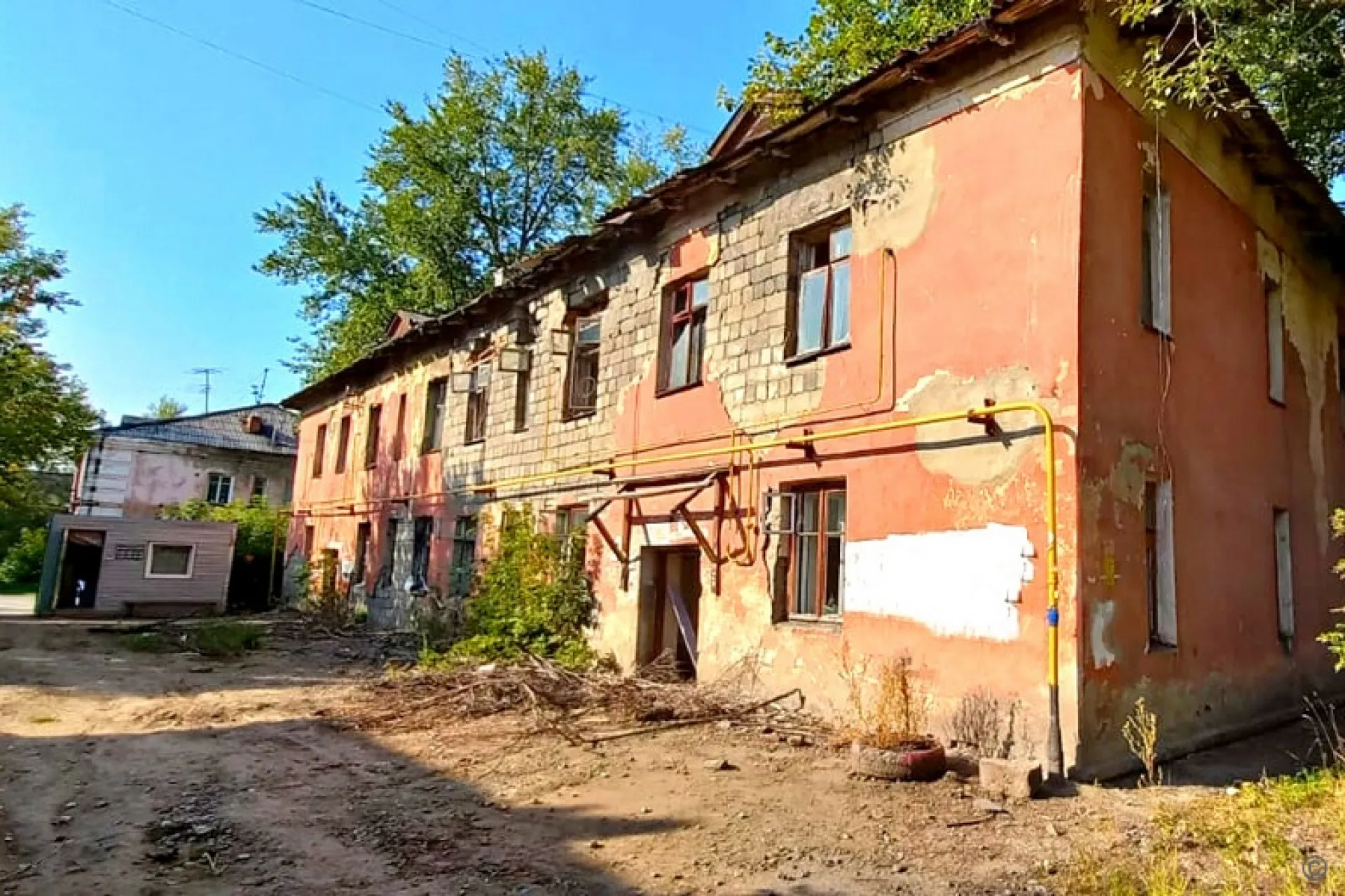 Аварийный дом в Октябрьском районе Барнаула готовят к сносу
