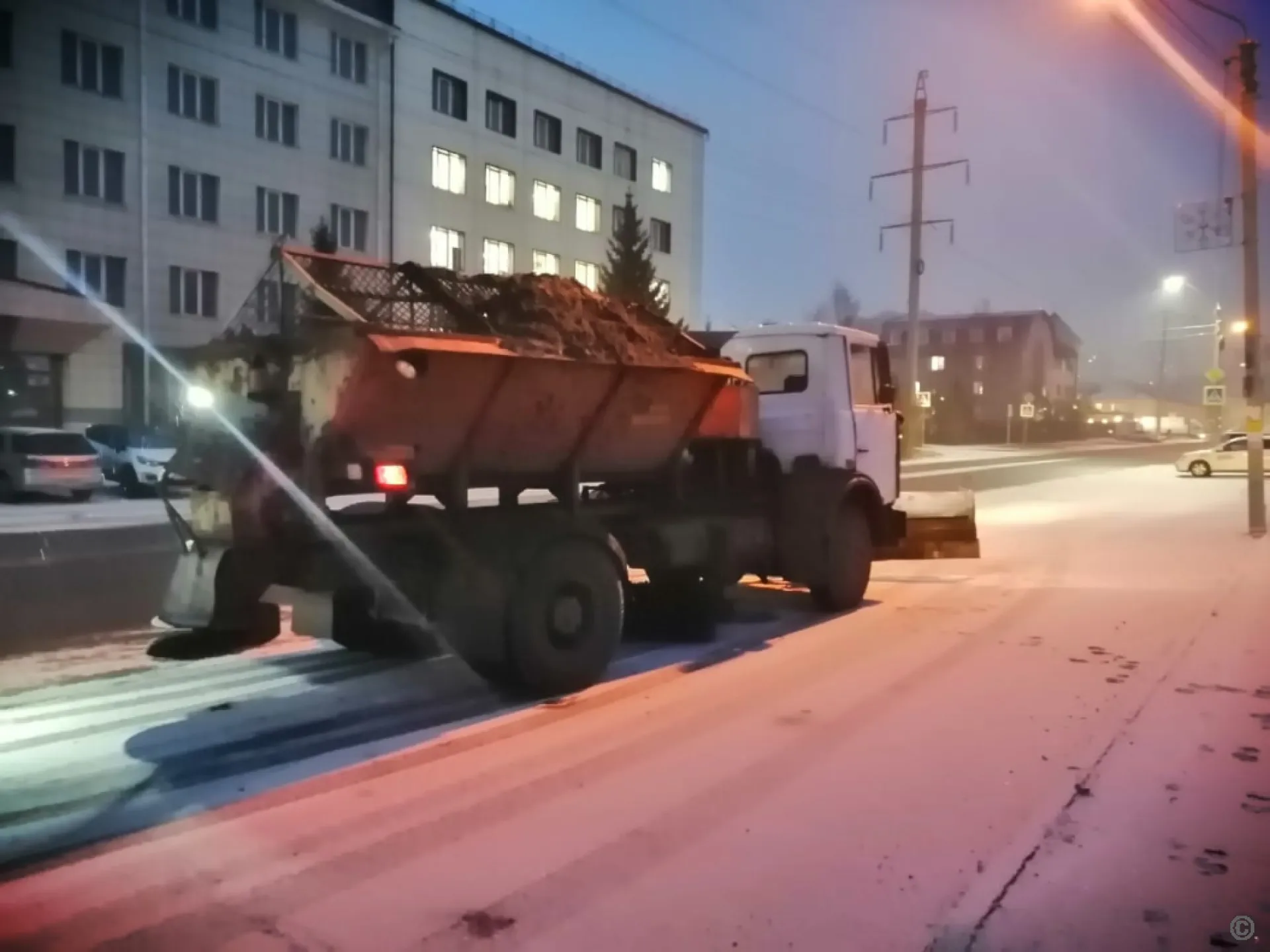 В Барнауле приступили к уборке дорог от снега