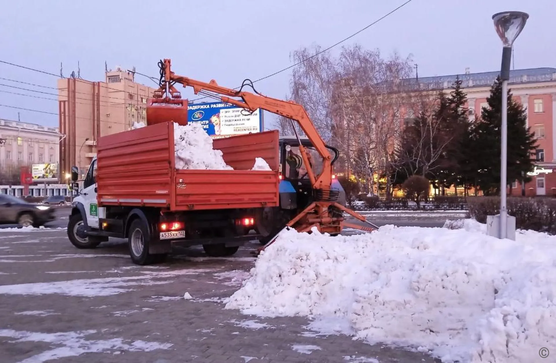 Около четырёх тысяч кубометров снега вывезли с дорог Барнаула за выходные