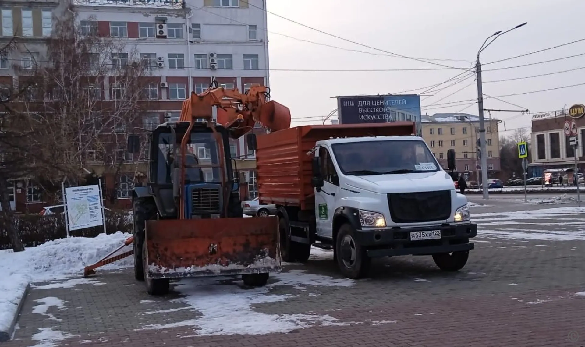Более 10 тысяч кубометров снега вывезли с дорог в Барнауле за выходные