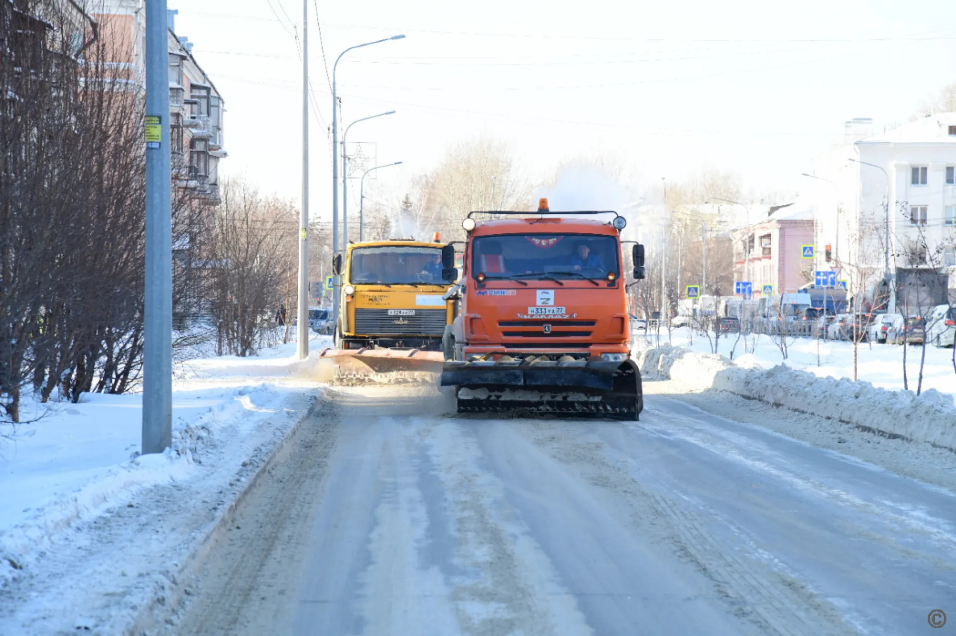 В очистке улиц Барнаула от снега задействовано более 130 единиц техники В очистке улиц Барнаула от снега задействовано более 130 единиц техники