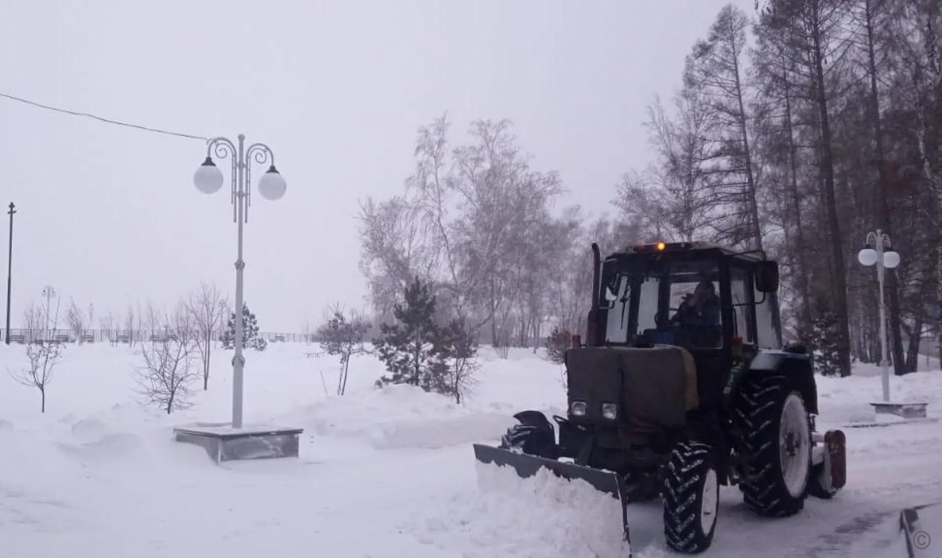 Более шести тысяч кубометров снега вывезли за ночь в Барнауле Более шести тысяч кубометров снега вывезли за ночь в Барнауле