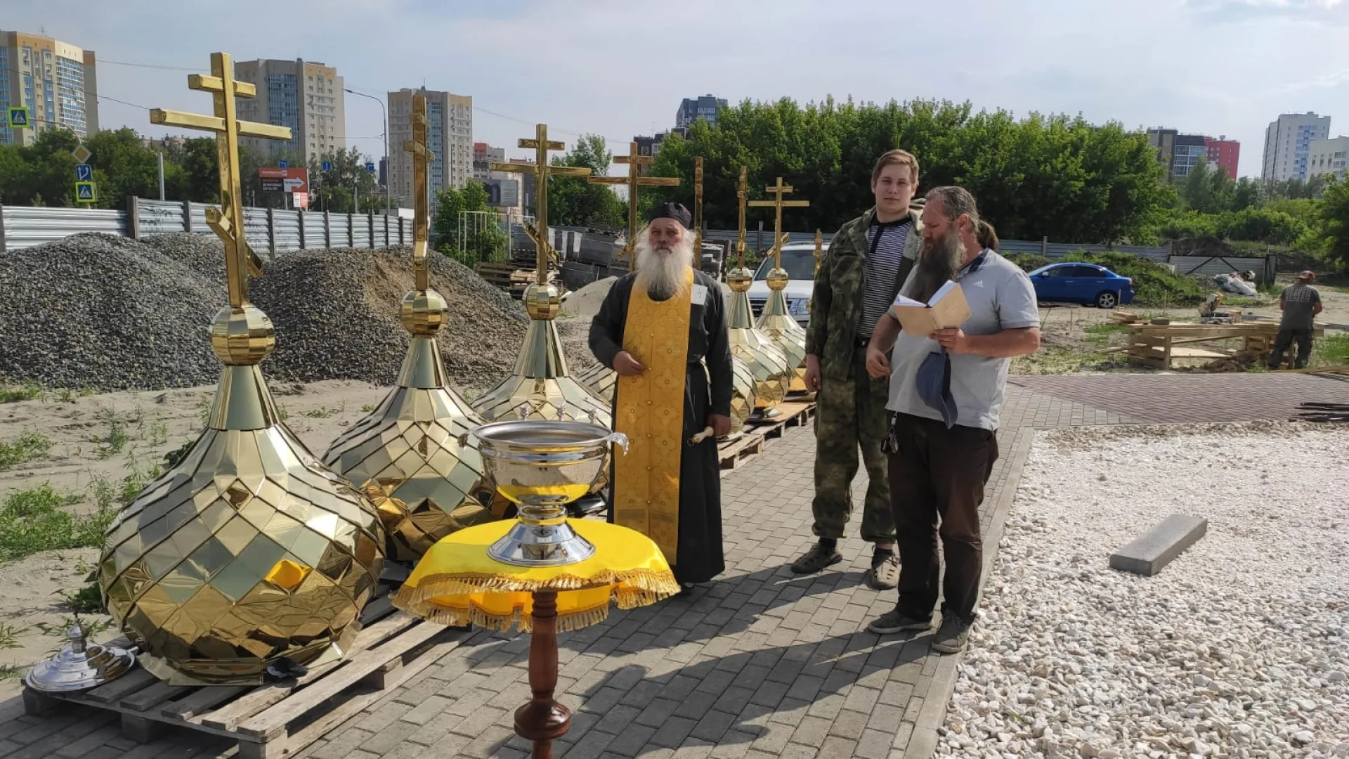 Митрополит Барнаульский и Алтайский Сергий освятил купола и кресты для строящегося храма на Солнечной Поляне Митрополит Барнаульский и Алтайский Сергий освятил купола и кресты для строящегося храма на Солнечной Поляне