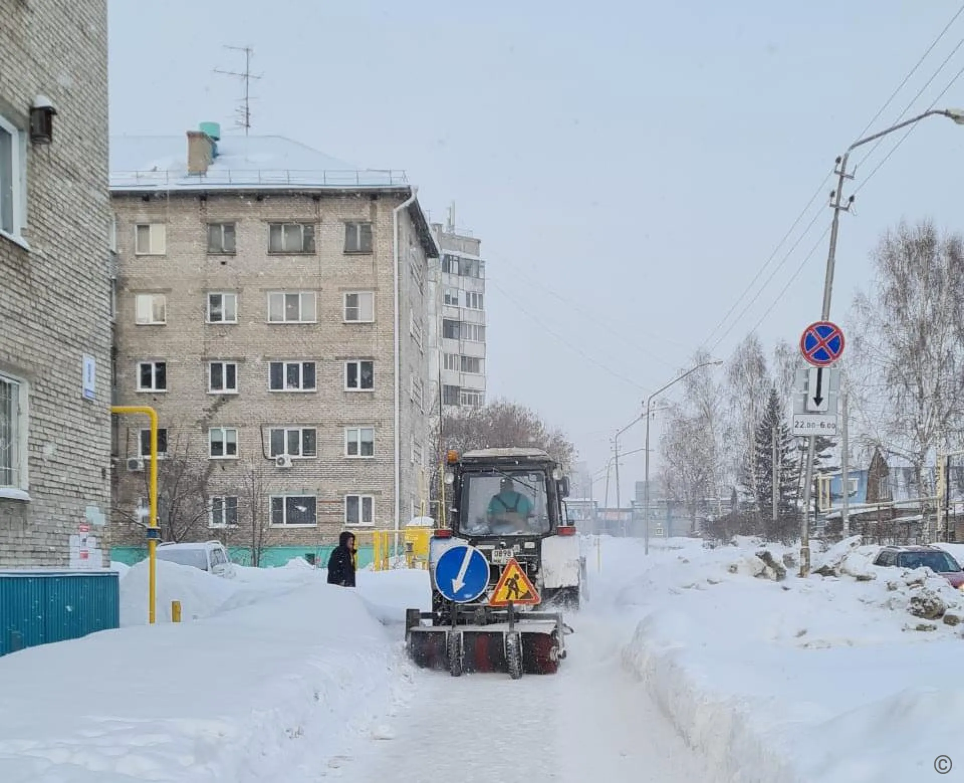 Порядка 100 единиц спецтехники очищают дороги в Барнауле Порядка 100 единиц спецтехники очищают дороги в Барнауле