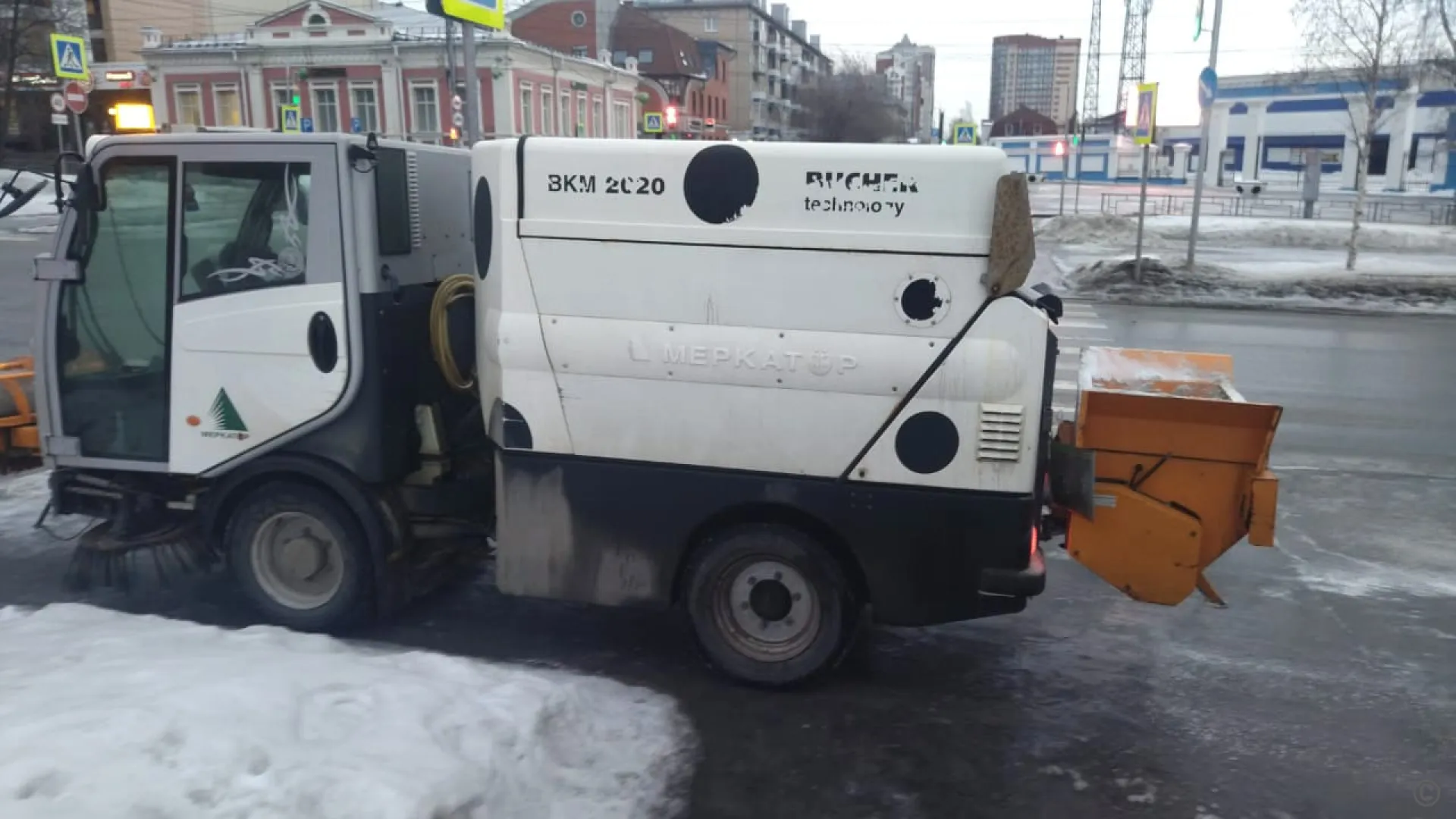 Дорожные службы Барнаула устраняют наледь на городских улицах Дорожные службы Барнаула устраняют наледь на городских улицах