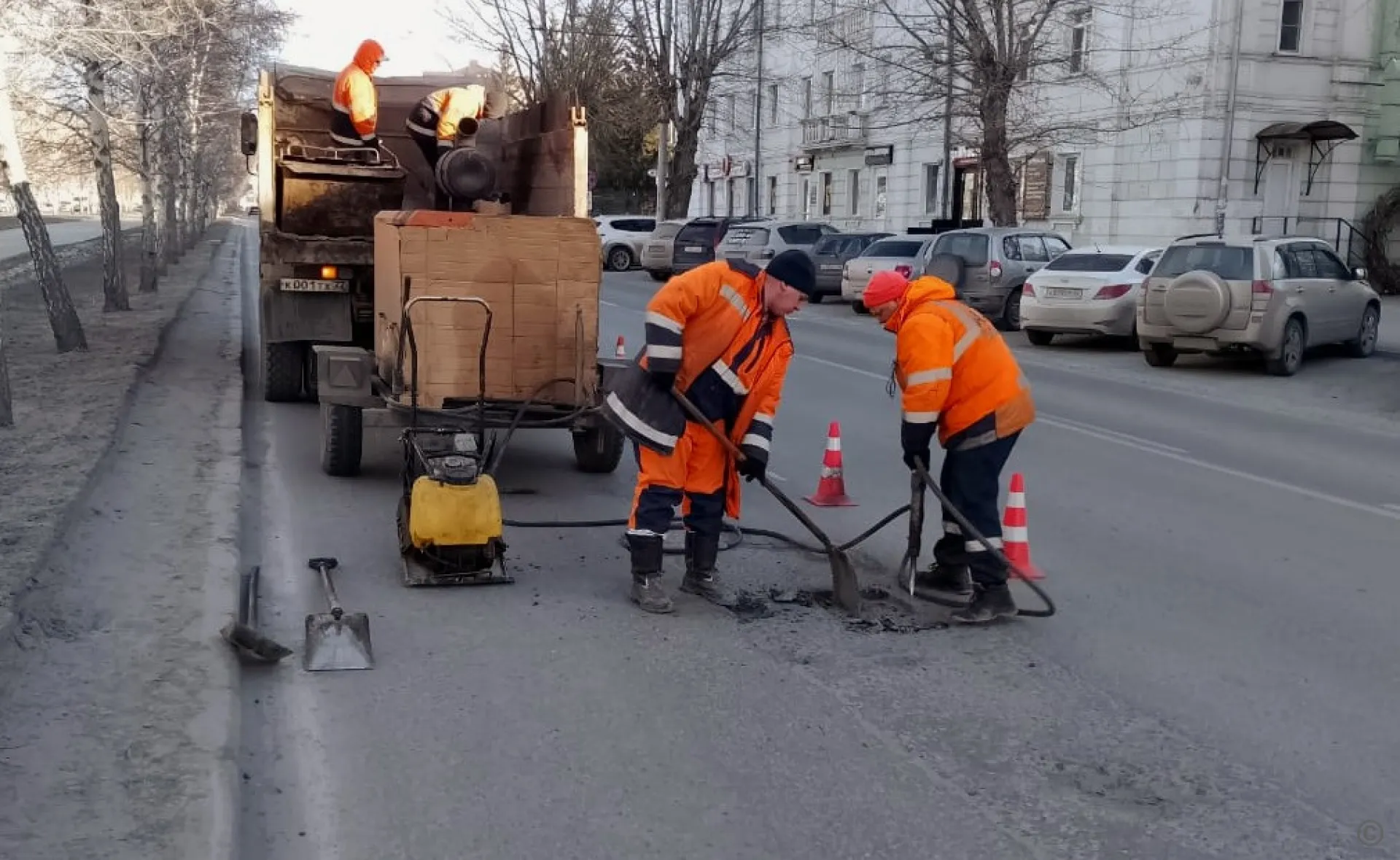 312 квадратных метров дорог отремонтировали холодным асфальтом в Барнауле