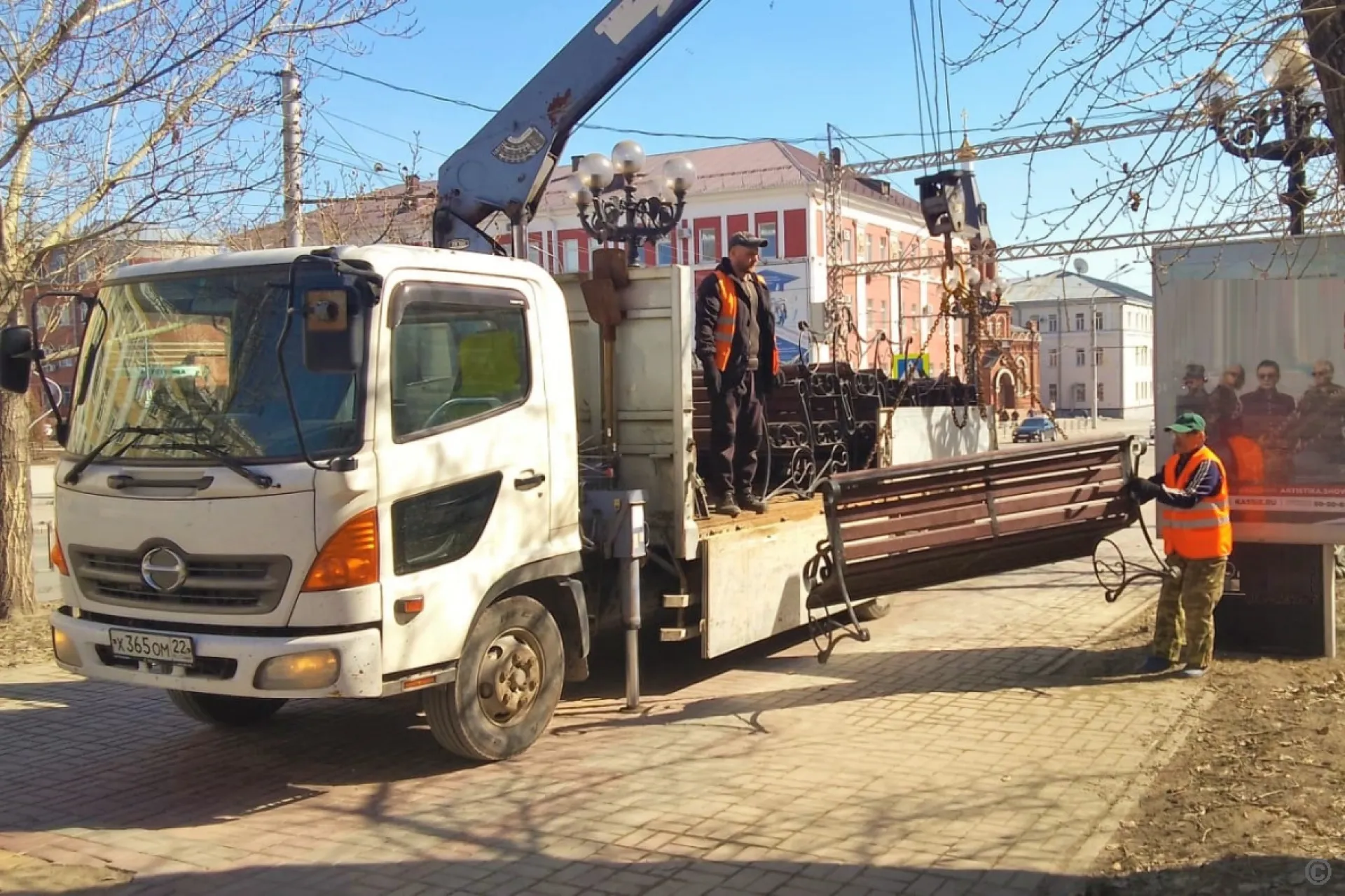 Скамейки возвращают в Барнаульские парки и скверы
