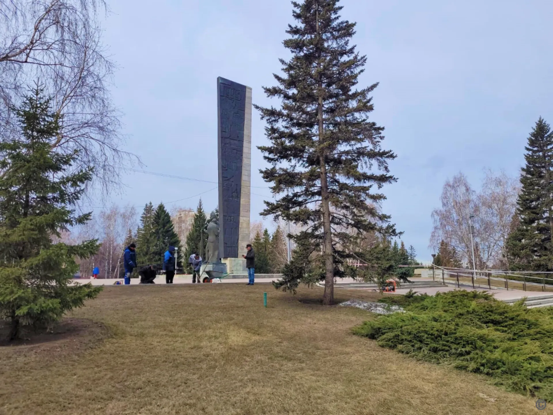 Благоустройство Мемориала Славы проводят в Барнауле Благоустройство Мемориала Славы проводят в Барнауле