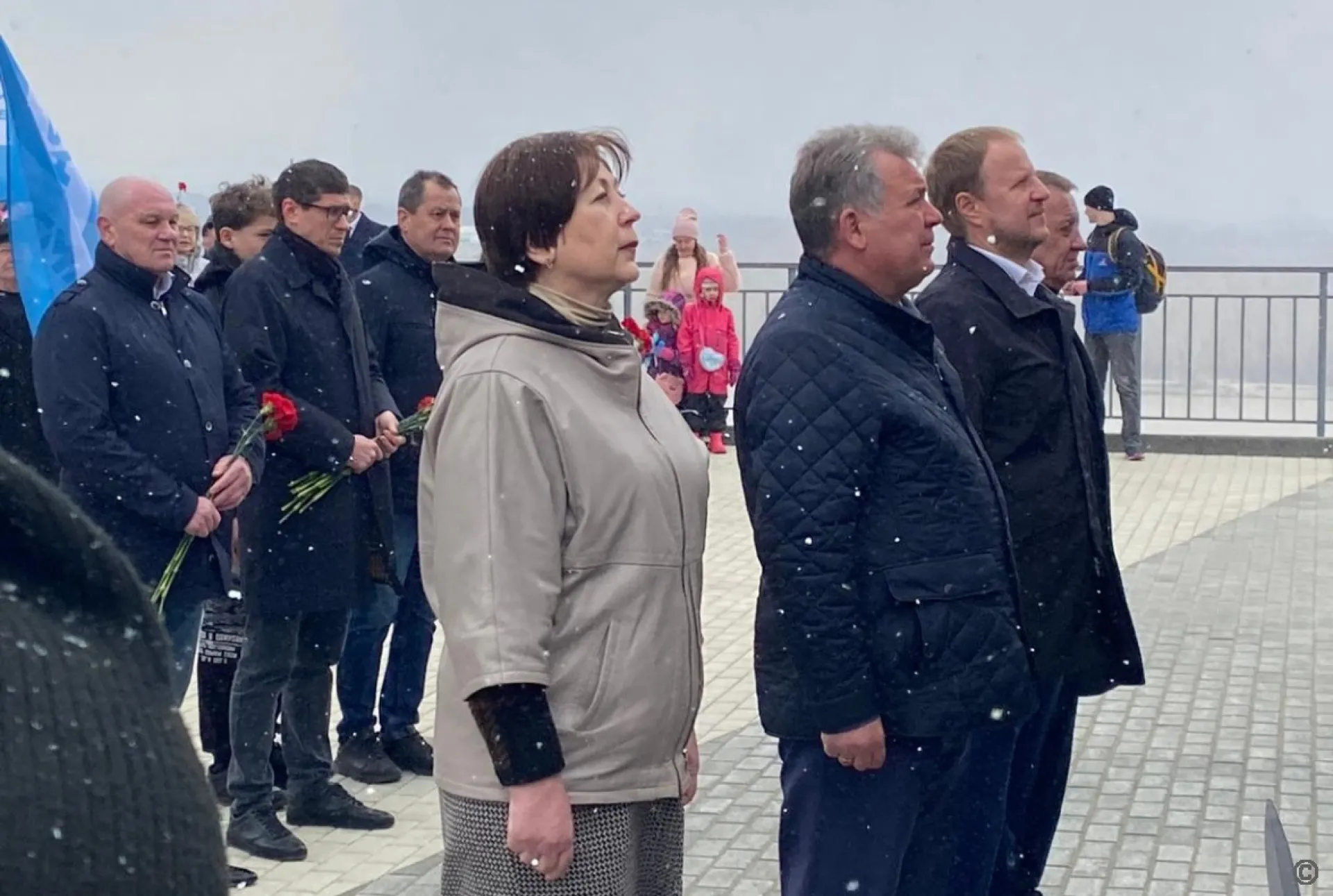 Власти Алтайского края возложили цветы к стеле «Город трудовой доблести» в Барнауле