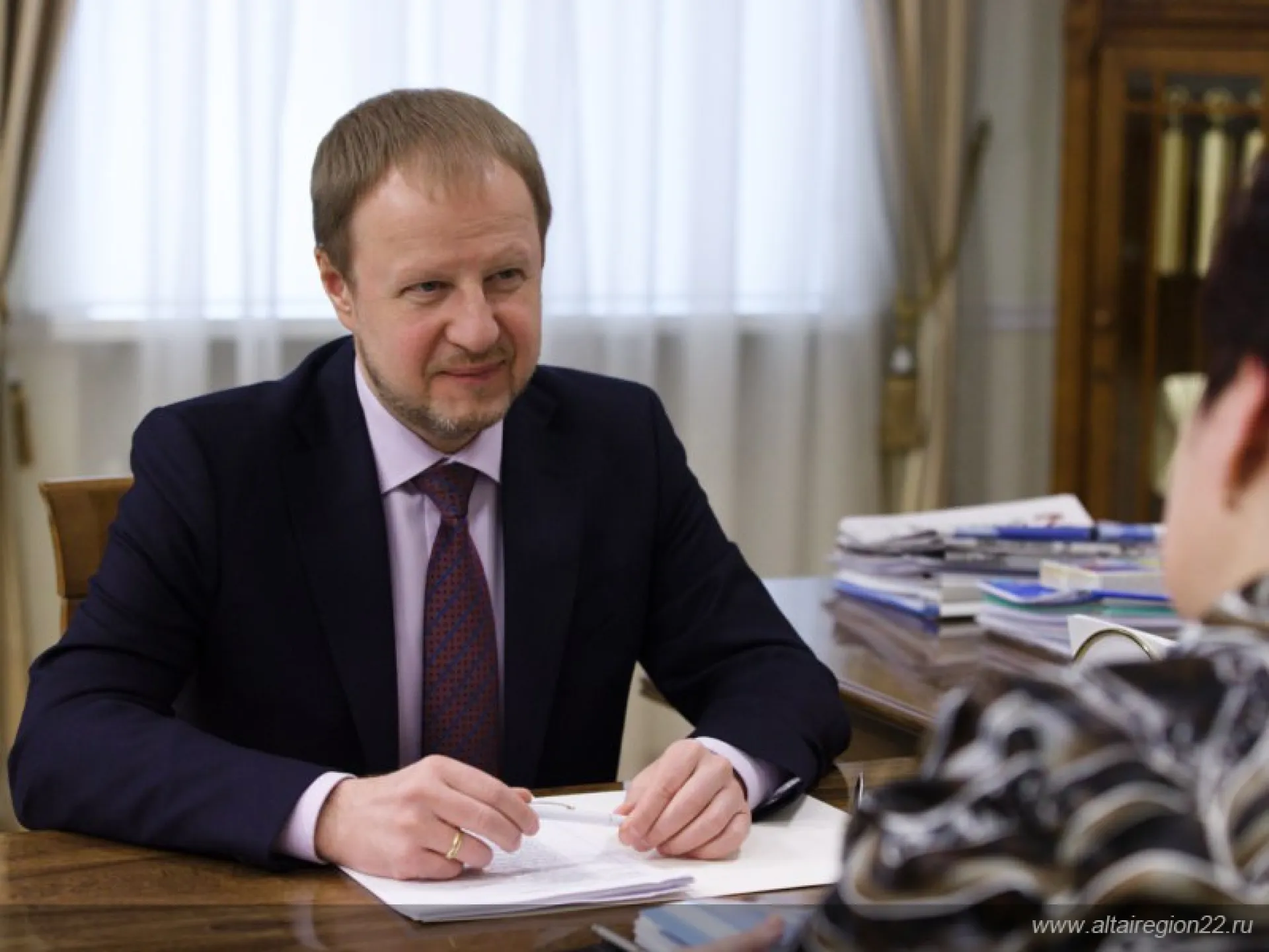Виктор Томенко провёл рабочую встречу с главой Шипуновского района Татьяной Дороховой Виктор Томенко провёл рабочую встречу с главой Шипуновского района Татьяной Дороховой