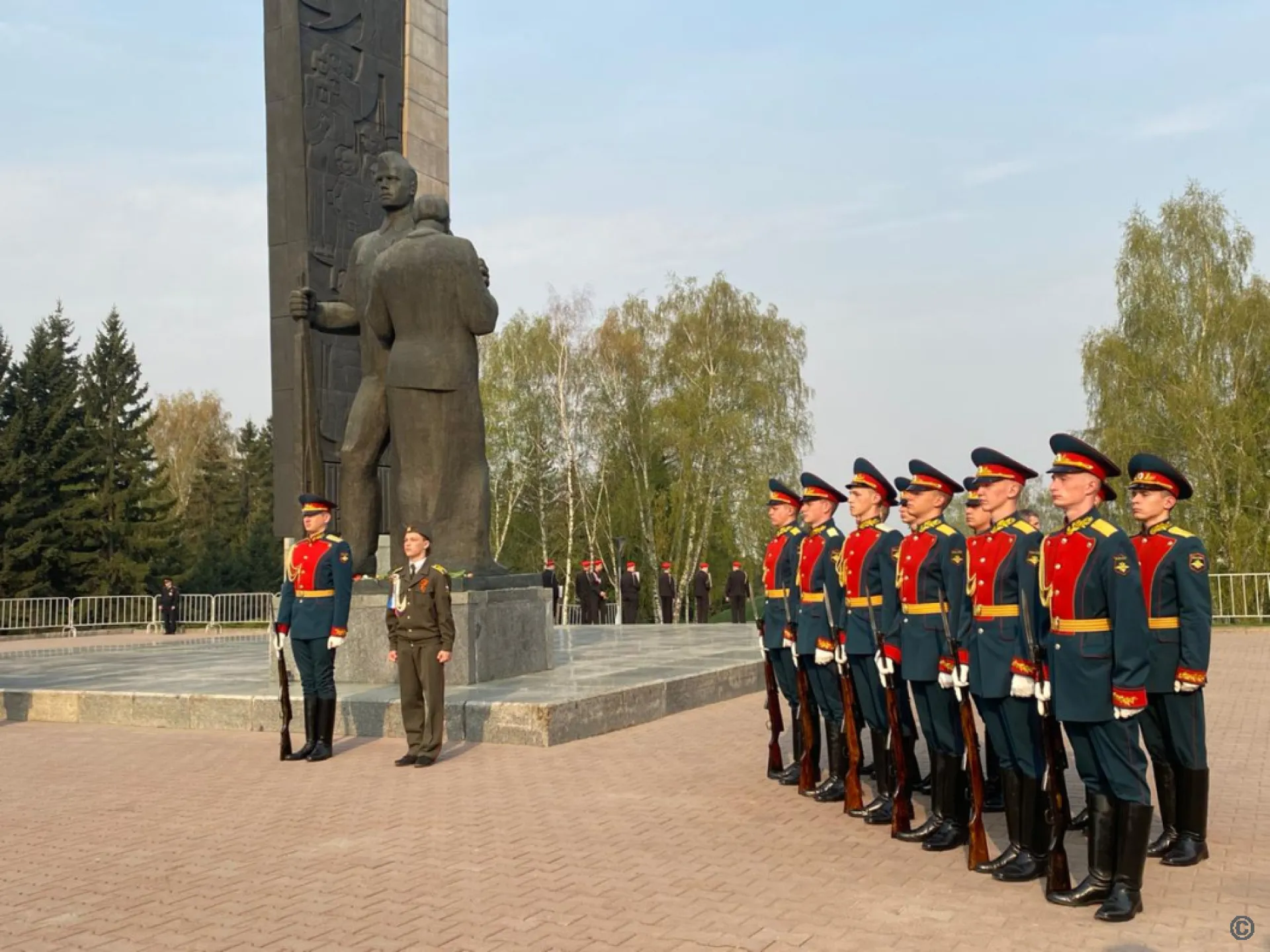 Цветы возложили к Мемориалу Славы в Барнауле в День Победы