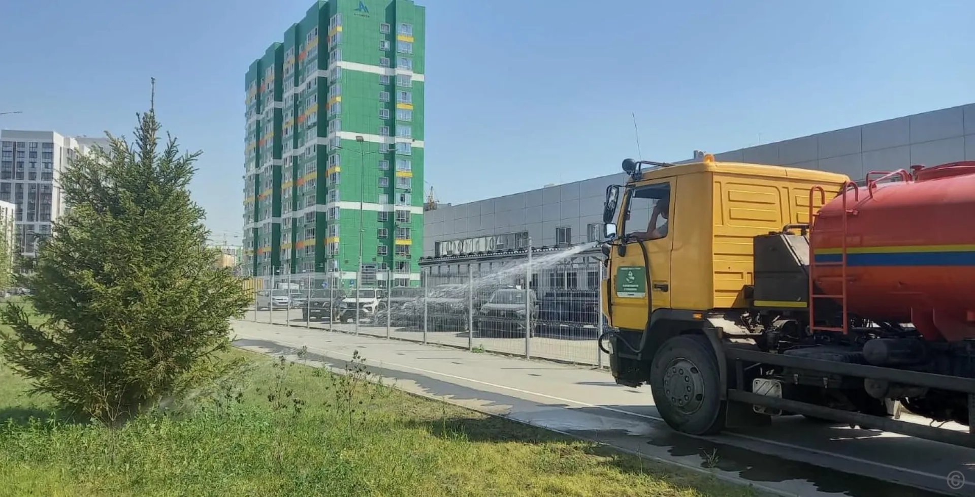 Из-за аномальной жары в Барнауле усилили полив деревьев и газонов