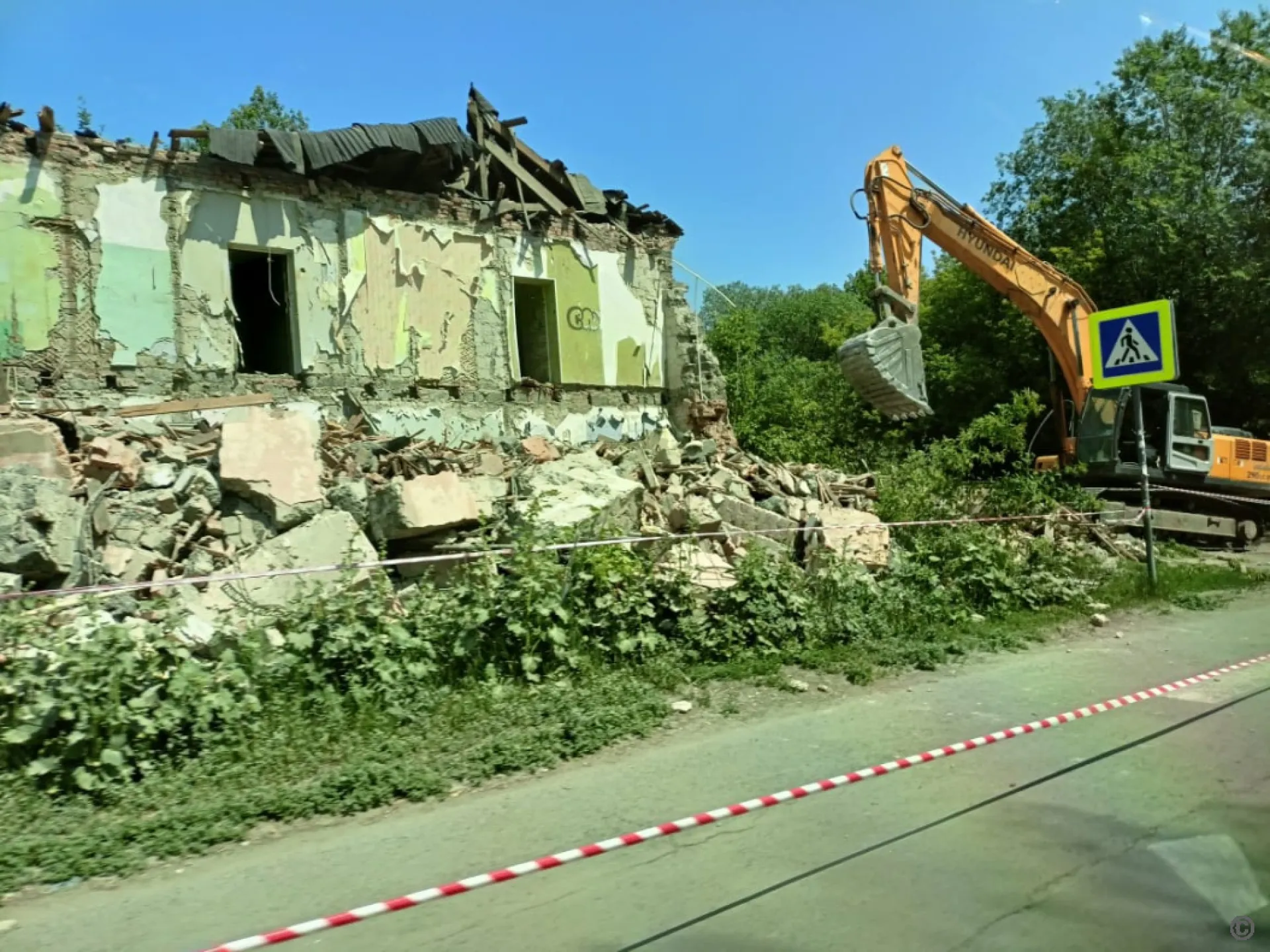 Аварийные дома продолжают сносить в Барнауле Аварийные дома продолжают сносить в Барнауле