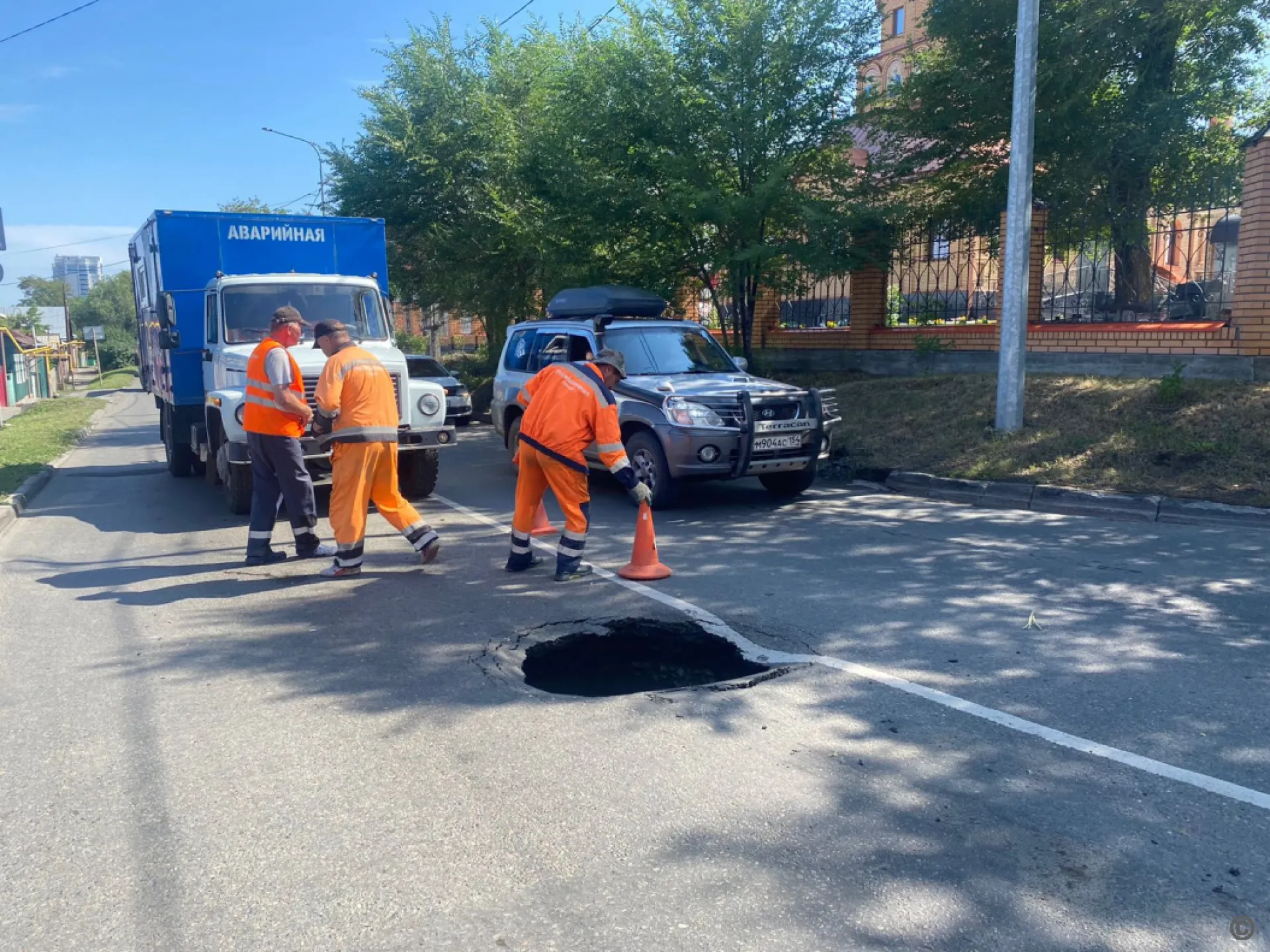 Дыра в асфальте образовалась на улице Аванесова в Барнауле