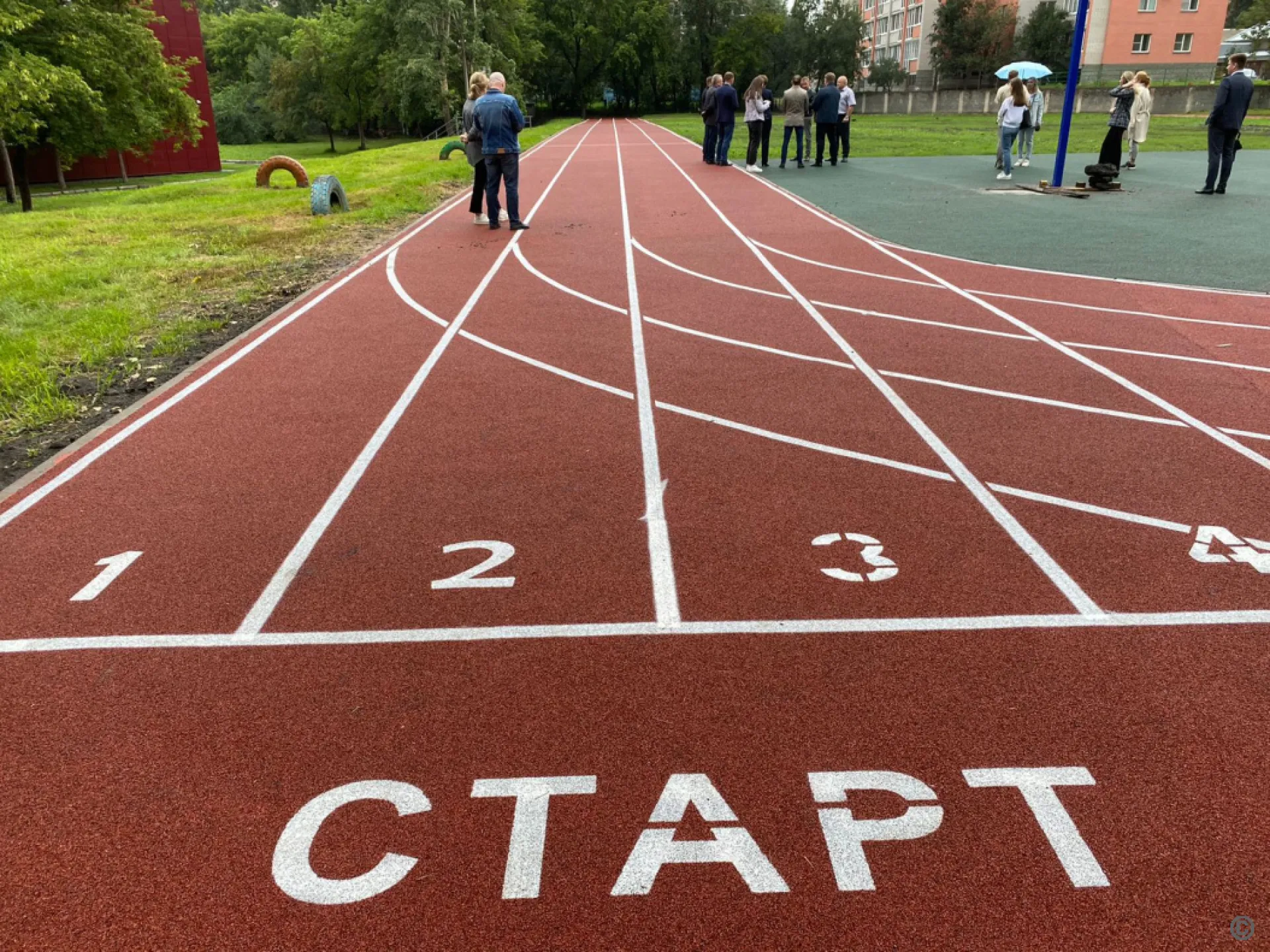 Стадион барнаульской школы отремонтировали за 6 миллионов рублей Стадион барнаульской школы отремонтировали за 6 миллионов рублей