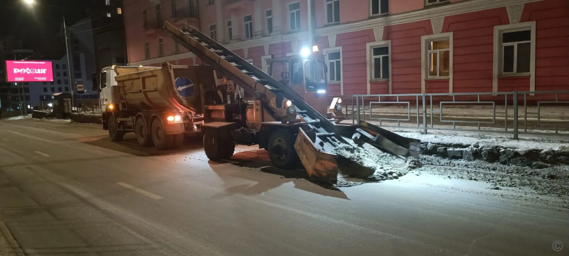 Дорожники Барнаула продолжают бороться с последствиями непогоды Дорожники Барнаула продолжают бороться с последствиями непогоды