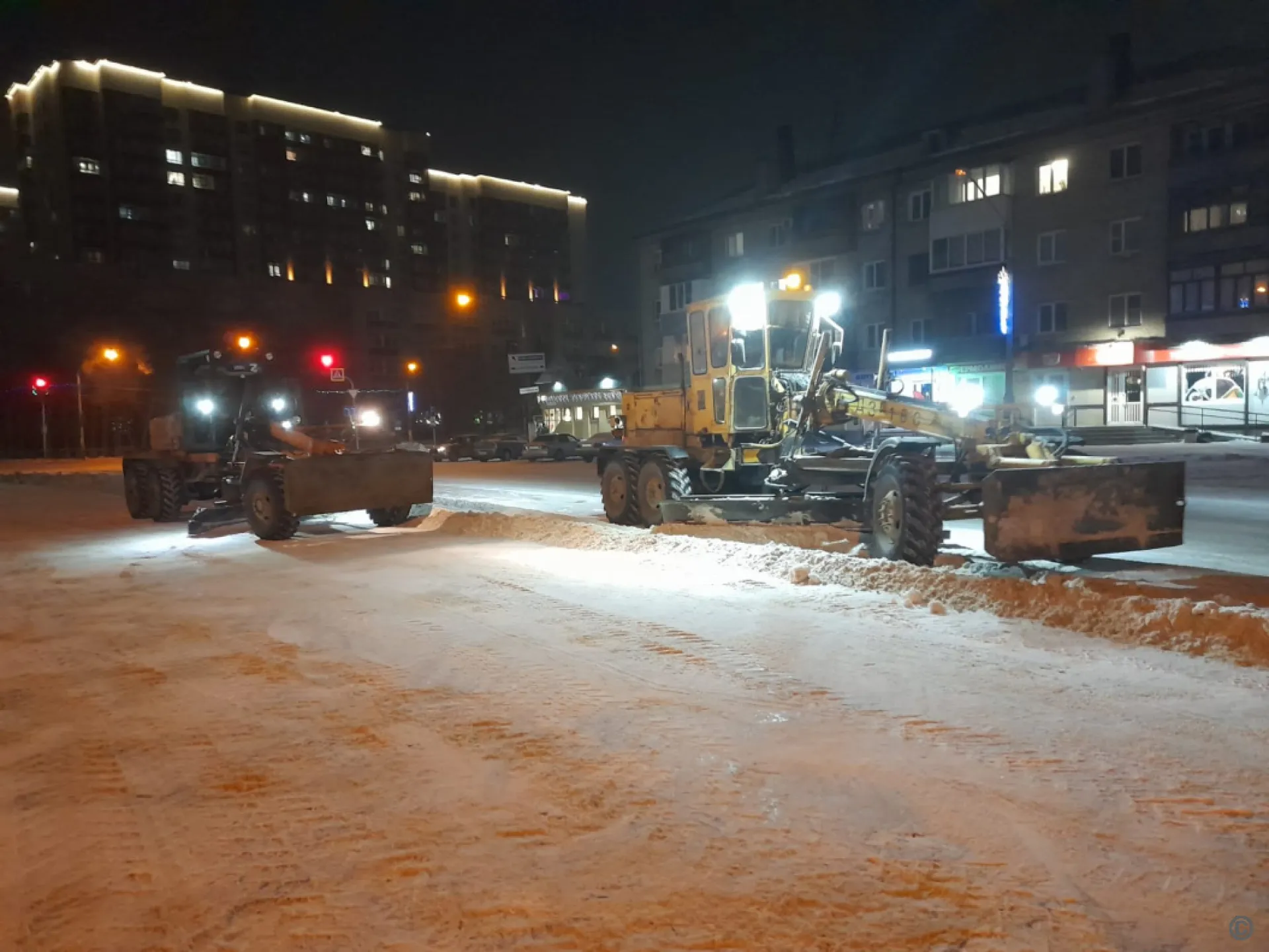 Дорожники Барнаула продолжают борьбу с последствиями непогоды Дорожники Барнаула продолжают борьбу с последствиями непогоды