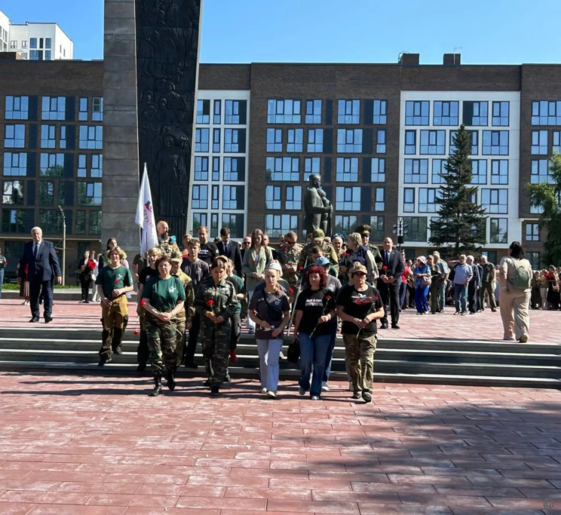 В День памяти и скорби в Барнауле возложили цветы к Мемориалу Славы В День памяти и скорби в Барнауле возложили цветы к Мемориалу Славы