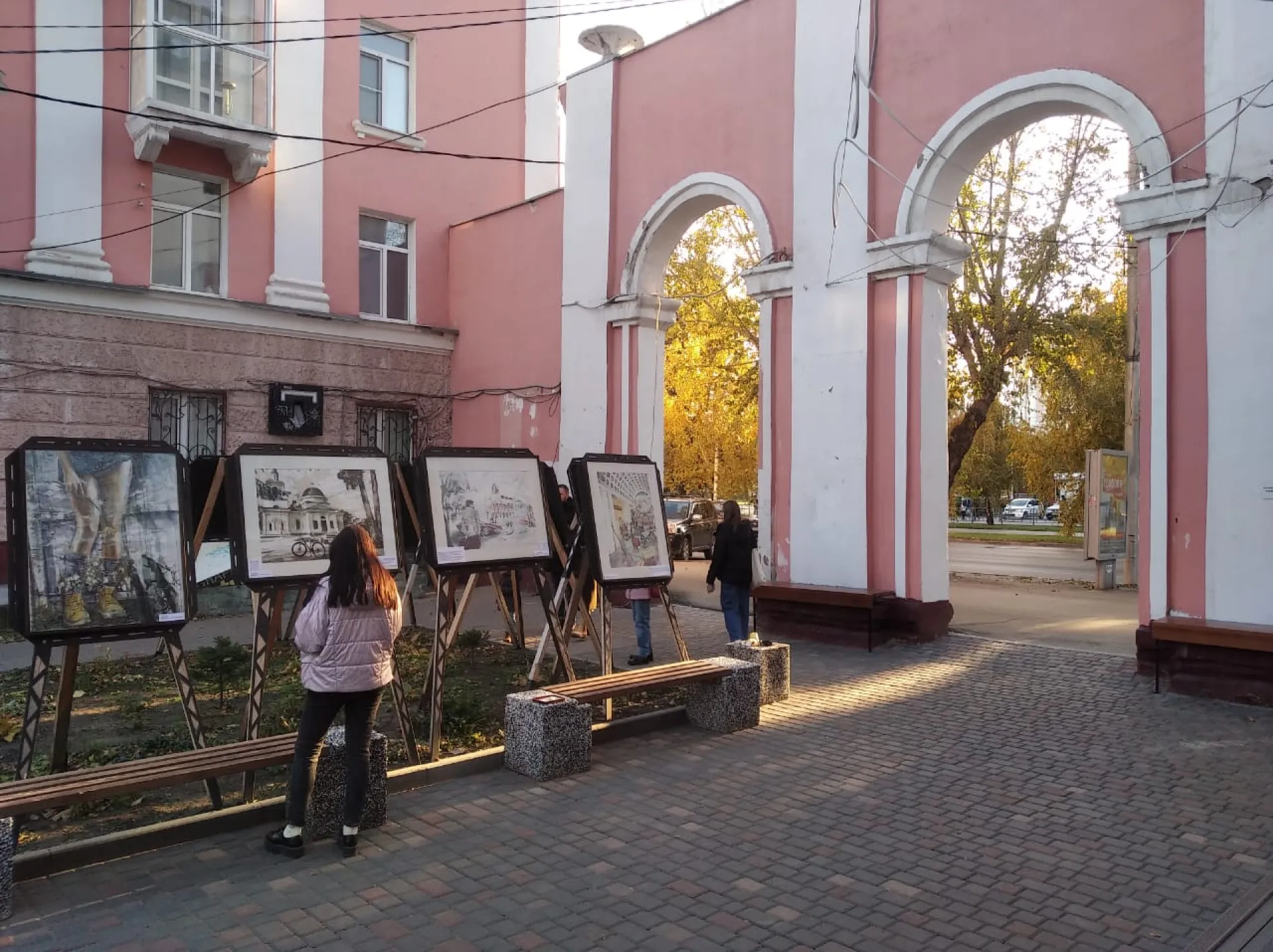 В Барнауле открылась выставка картин под открытым небом
