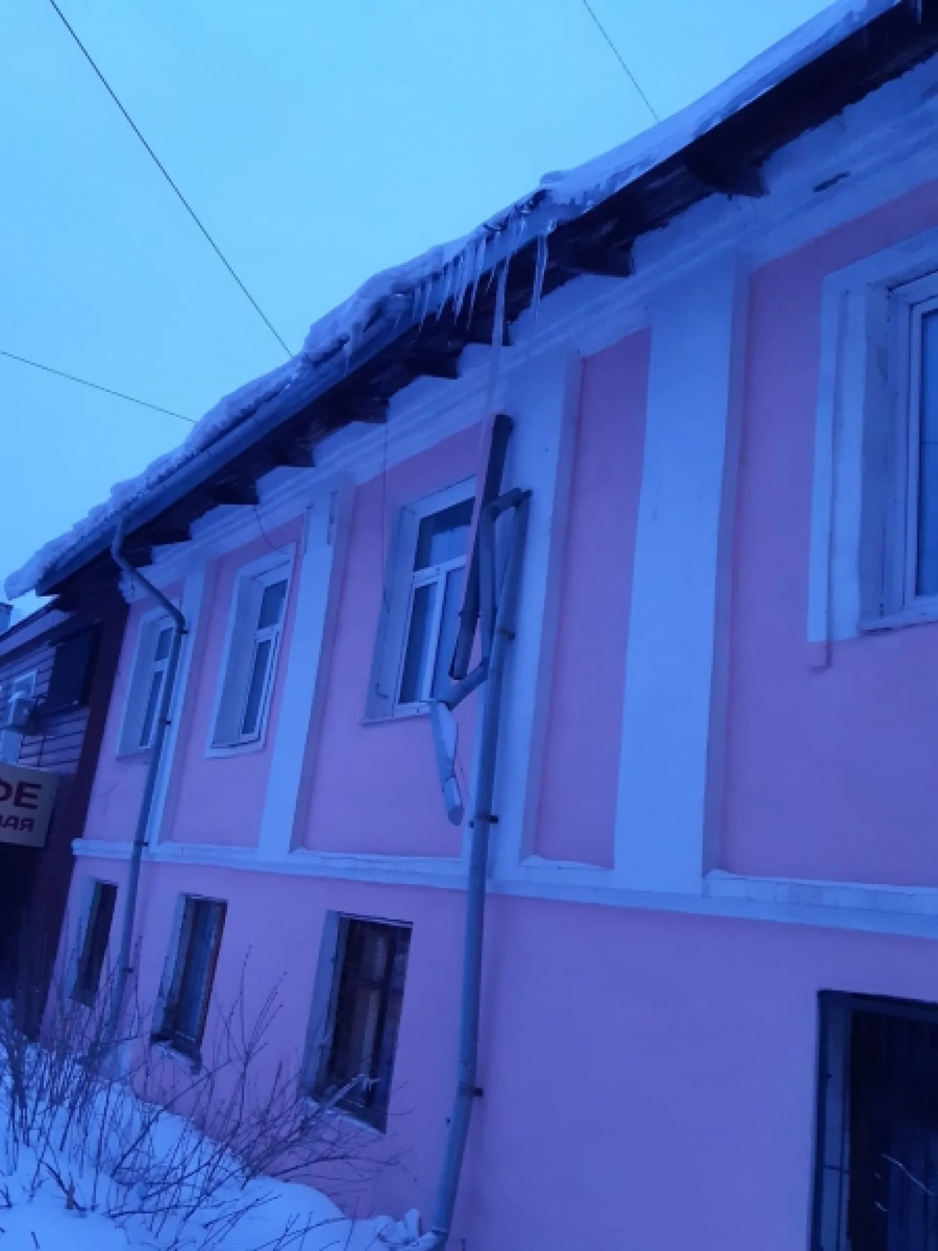 Сугроб со льдом упал на 13-летнюю девочку в Барнауле Сугроб со льдом упал на 13-летнюю девочку в Барнауле