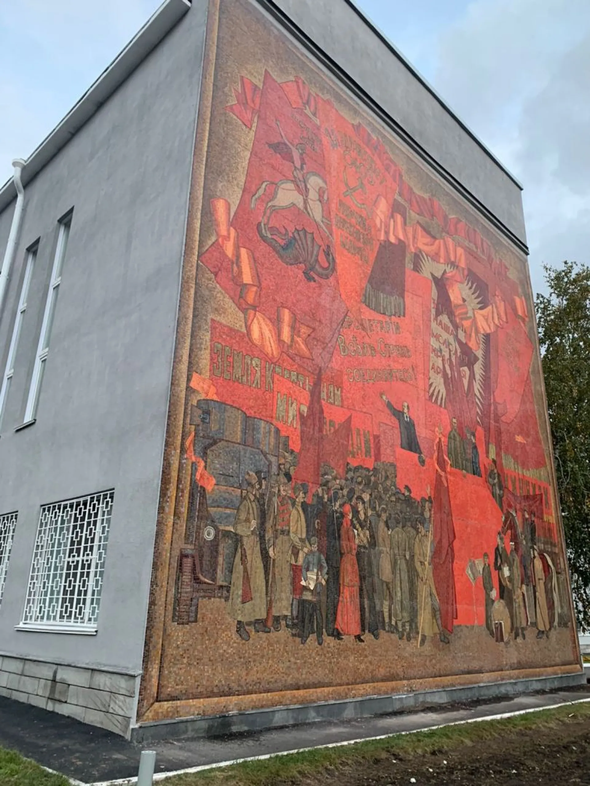 Специалисты завершили реставрацию мозаики на здании краевого управления ФСБ в Барнауле
