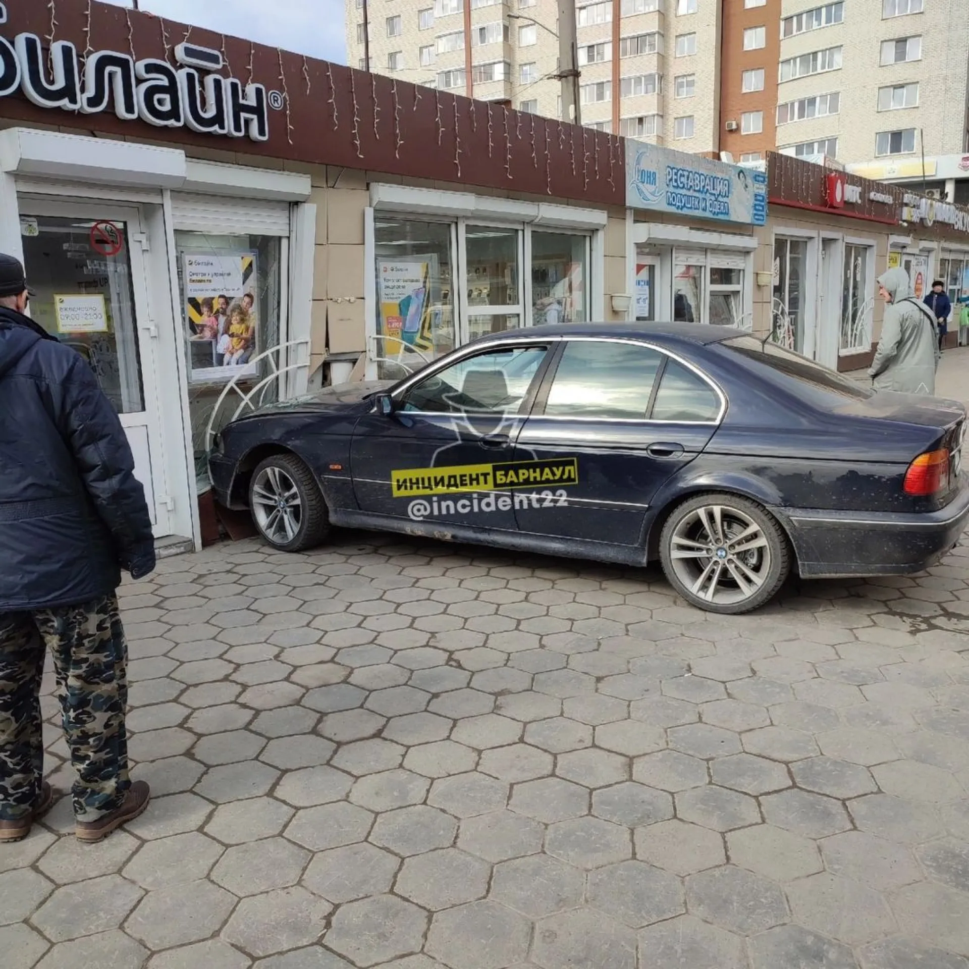 Автомобиль врезался в торговые киоски в Барнауле