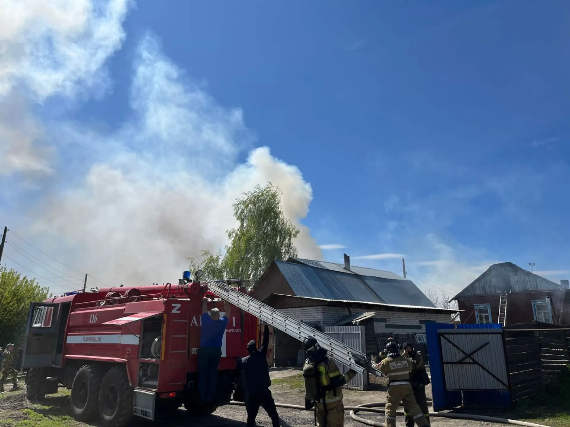 Пожар произошёл в частном секторе Барнаула