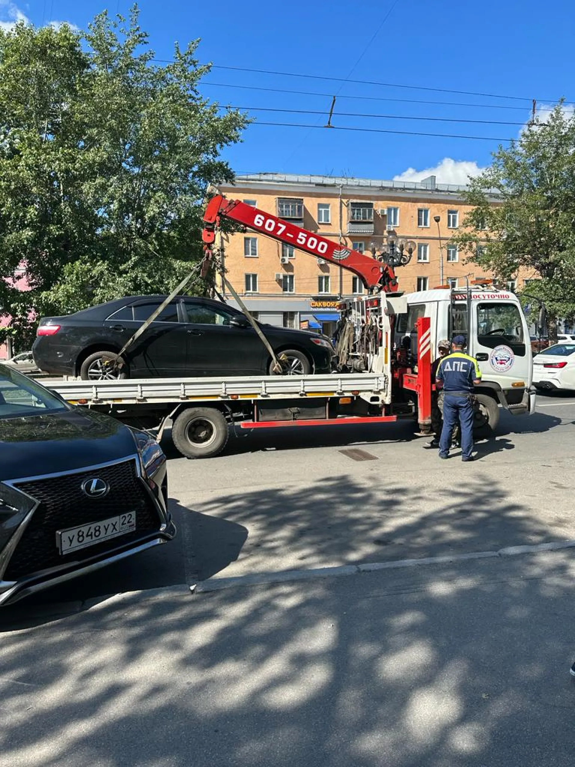 Автомобили в центре Барнаула увозят на штрафстоянку Автомобили в центре Барнаула увозят на штрафстоянку