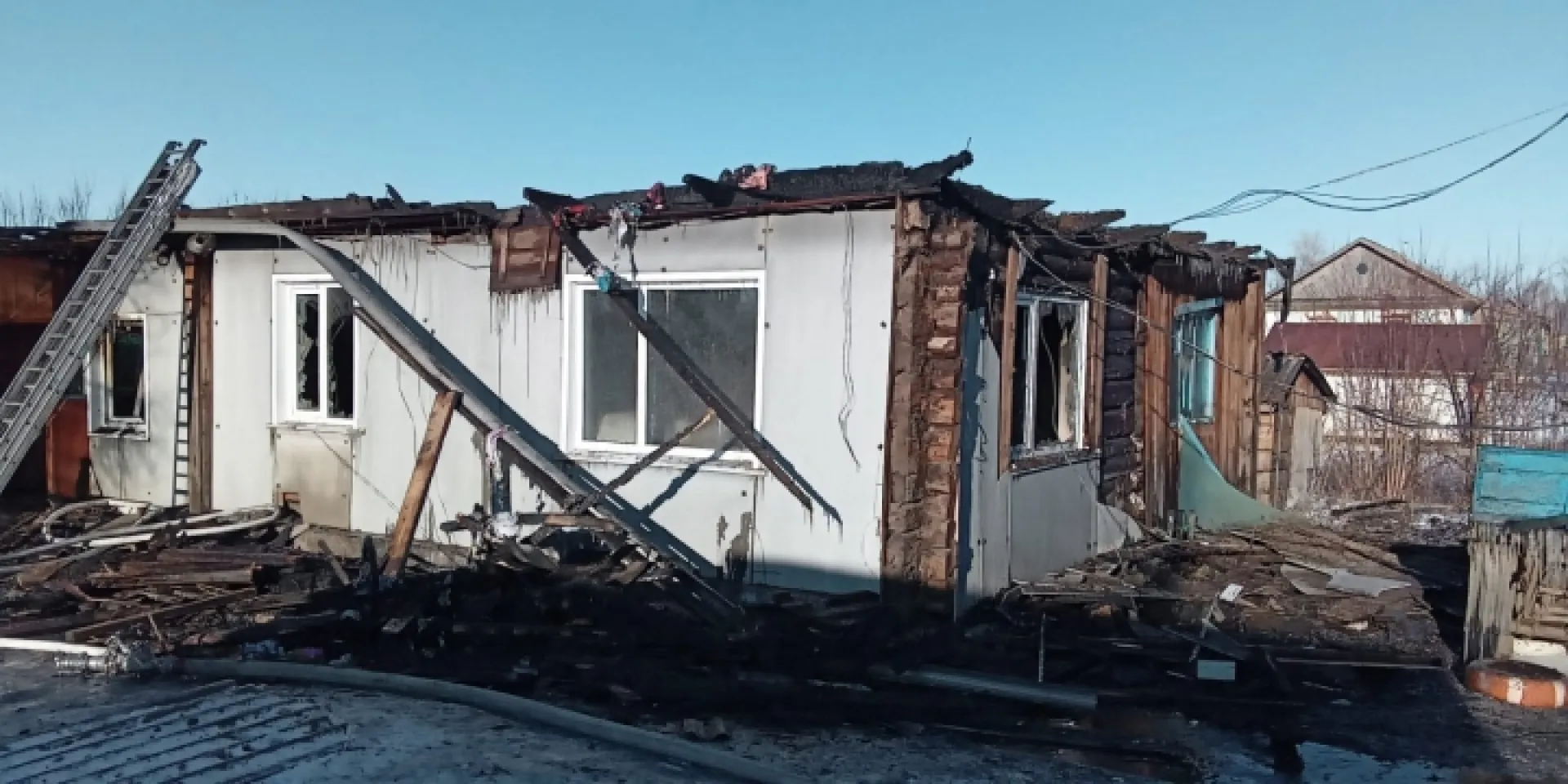 Уголовное дело возбудили после смерти двух маленьких детей при пожаре в Краснощёковском районе Уголовное дело возбудили после смерти двух маленьких детей при пожаре в Краснощёковском районе