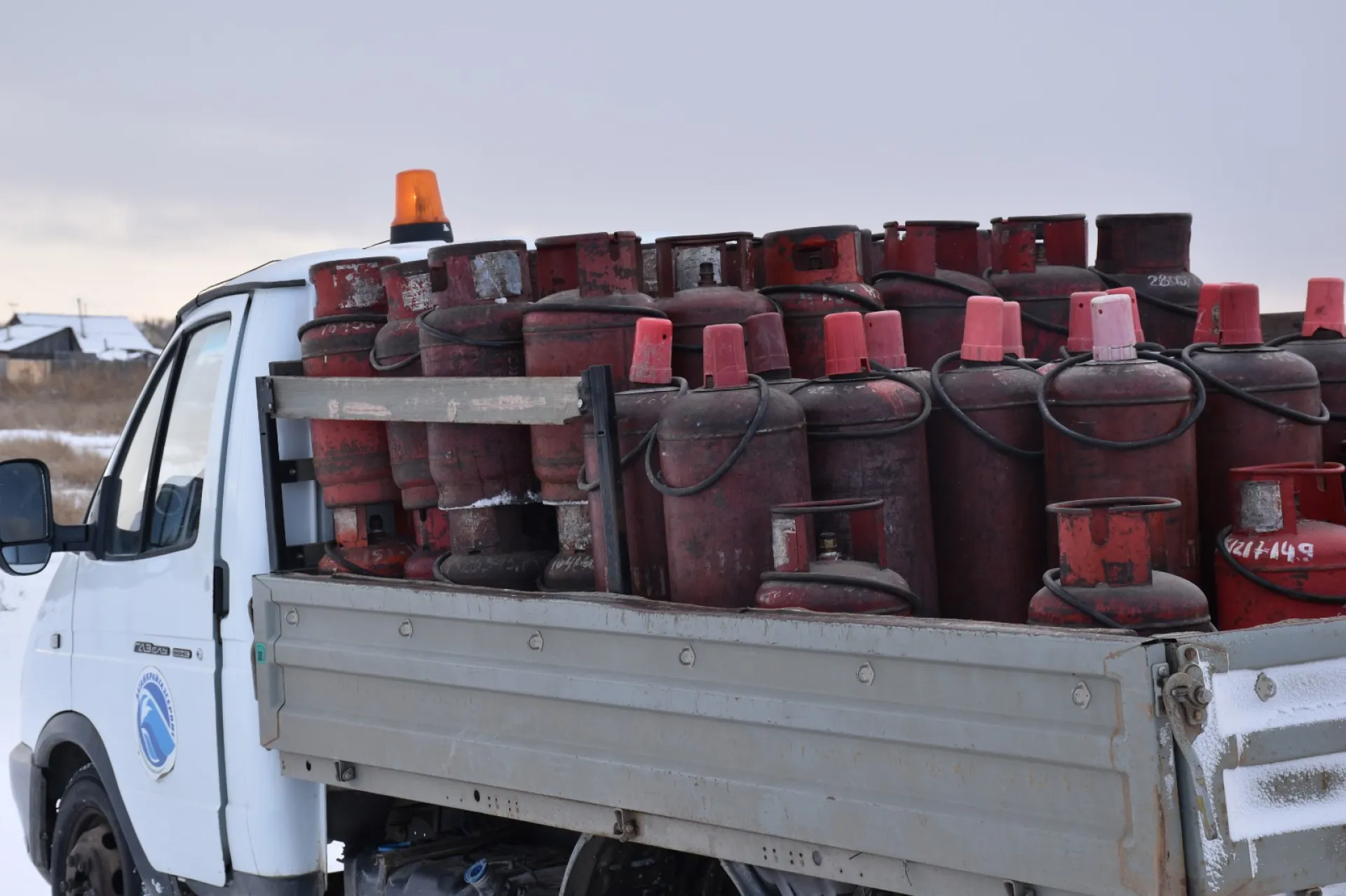 Доставку газа в баллонах возобновили в Угловском районе после обращения на прямую линию губернатора Виктора Томенко Доставку газа в баллонах возобновили в Угловском районе после обращения на прямую линию губернатора Виктора Томенко