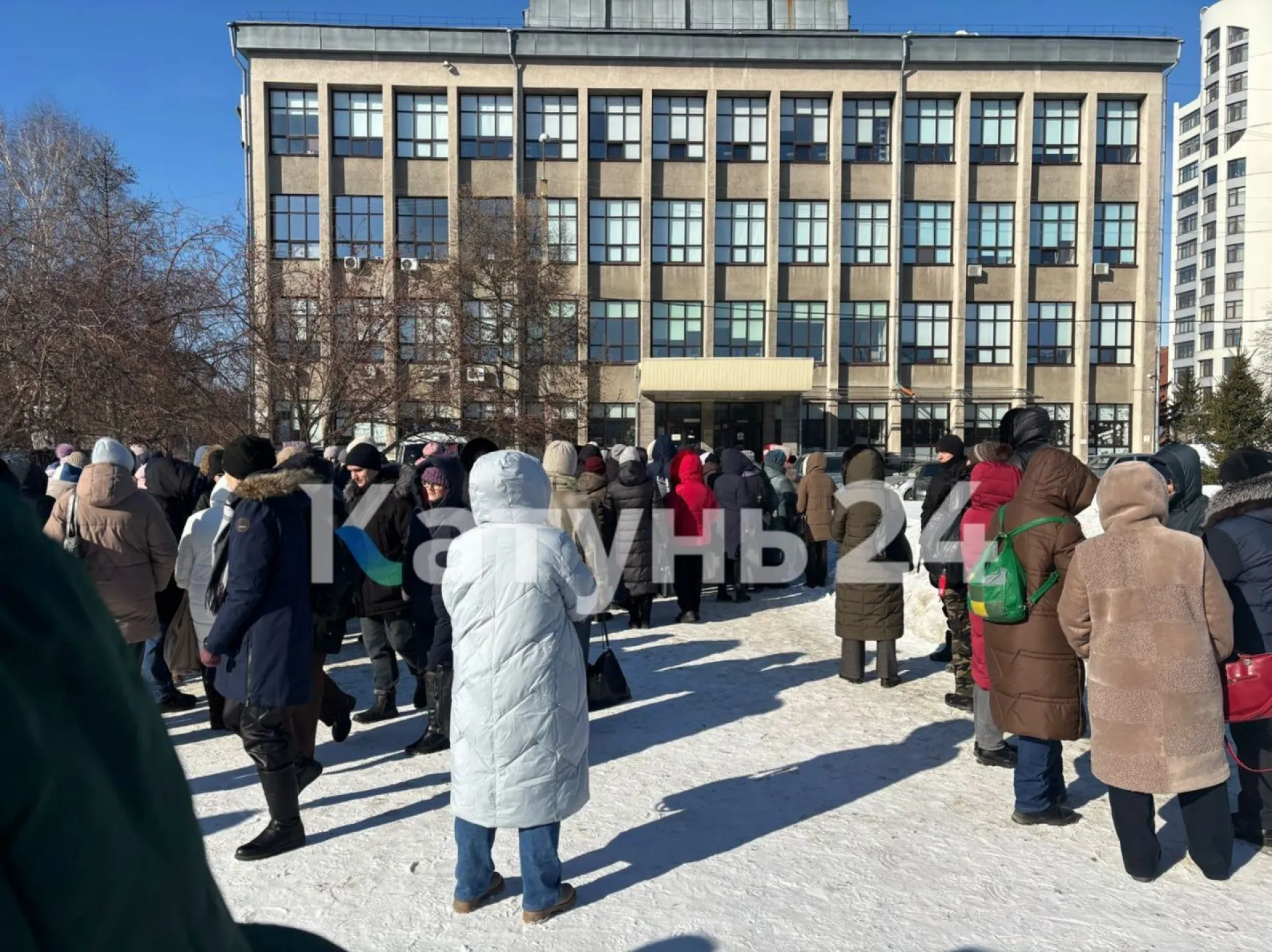 Людей эвакуировали из краевой библиотеки в Барнауле Людей эвакуировали из краевой библиотеки в Барнауле