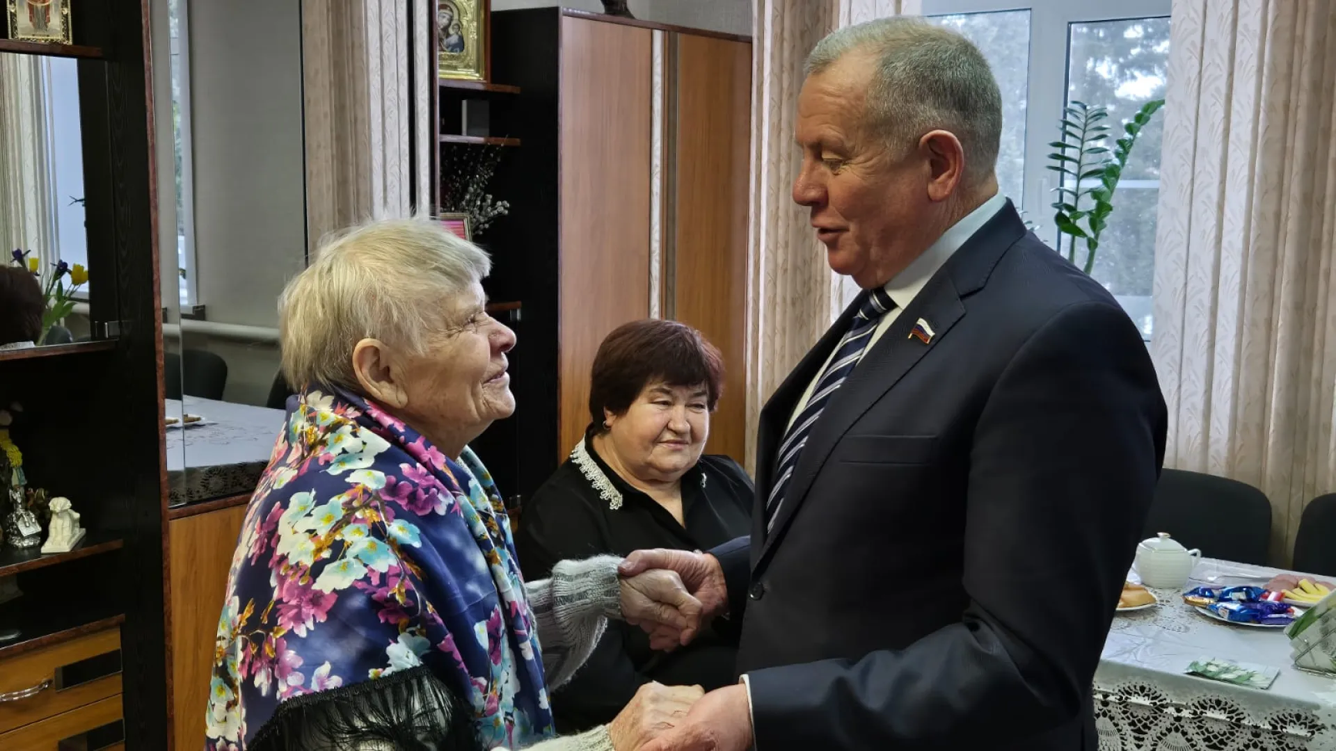 Депутат Госдумы Иван Лоор поздравил труженицу, проработавшую 45 лет в овцеводстве Алтайского края Депутат Госдумы Иван Лоор поздравил труженицу, проработавшую 45 лет в овцеводстве Алтайского края