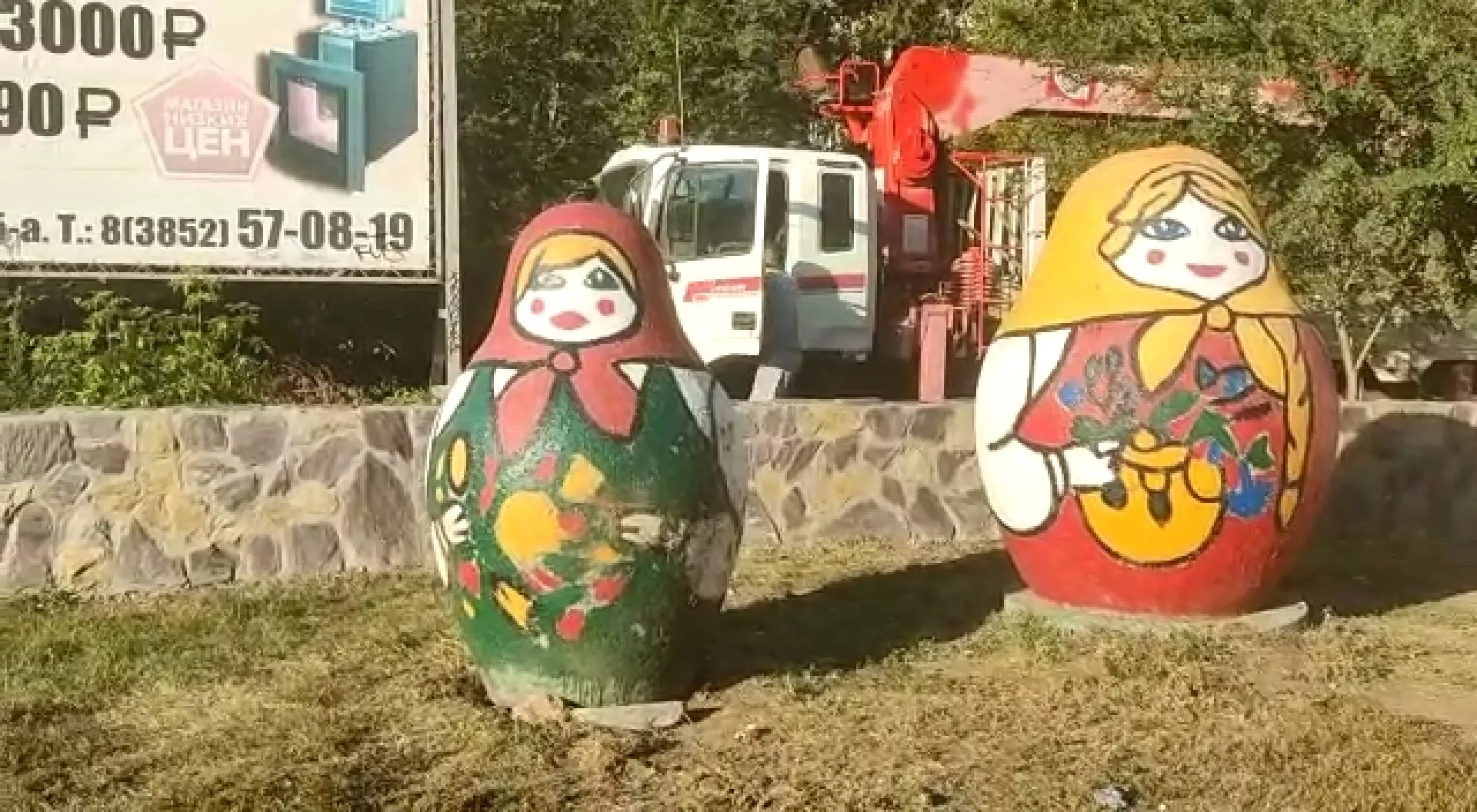 Огромную матрёшку в районе Докучаево поставили на место