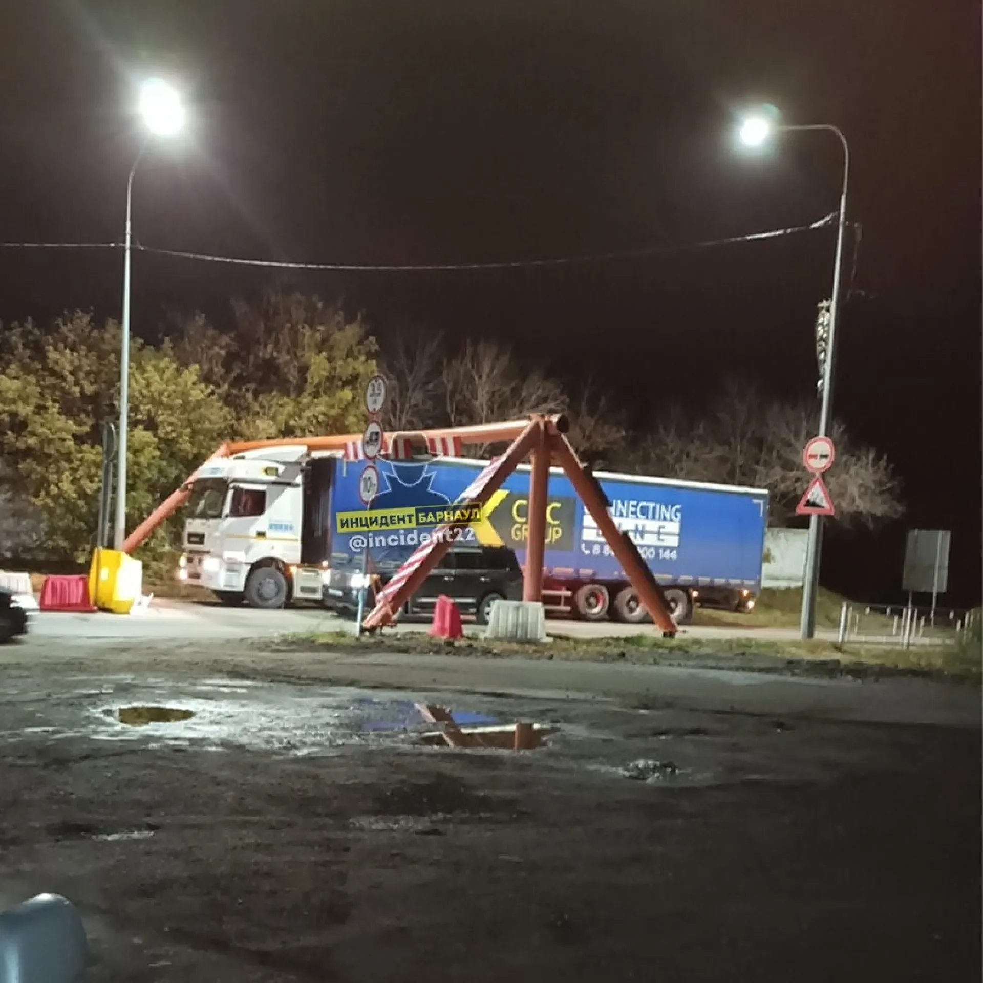 Грузовой автомобиль врезался в ограничитель высоты у Старого моста в Барнауле