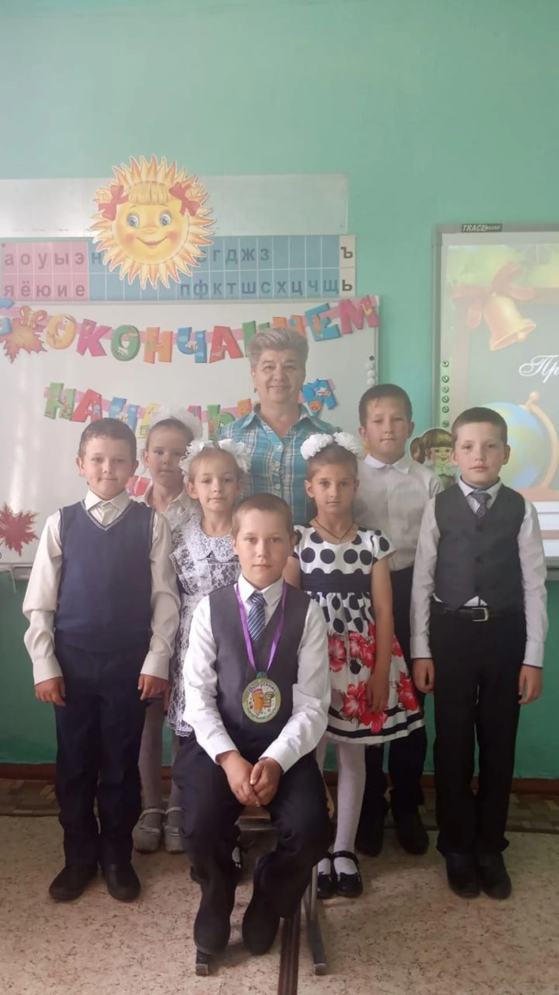 Школьники пришли поздравить единственного выпускника четвертого класса в селе Алтайского края
