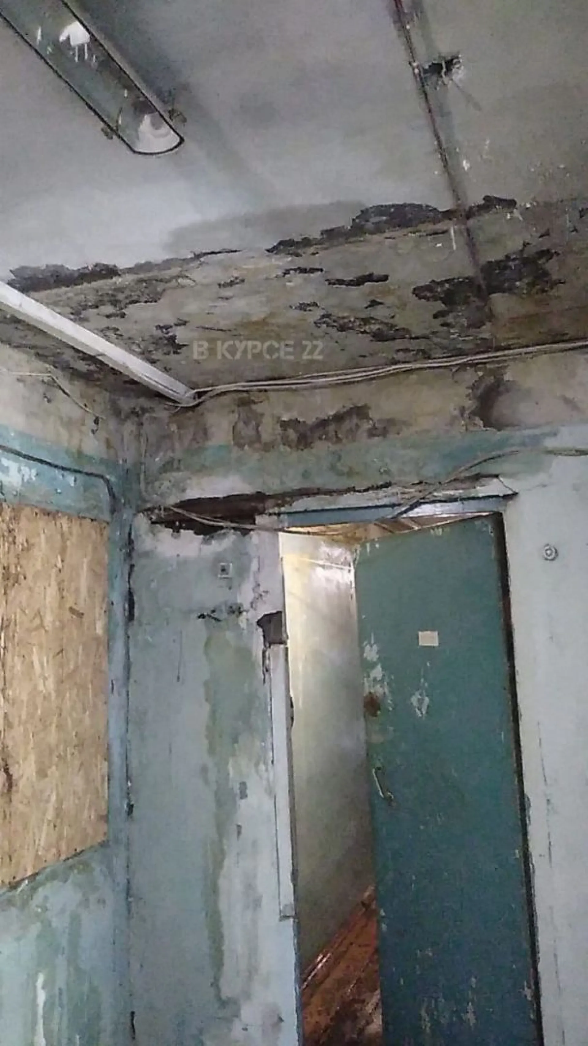 Житель Барнаула жалуется на затопление квартир и подъезда в пятиэтажном доме