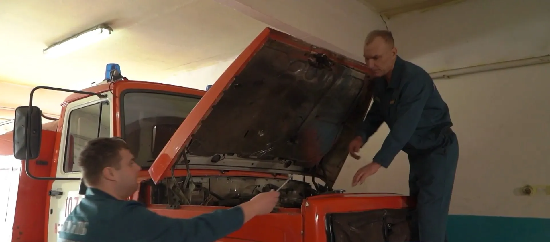 Пожарный из Алтайского края спас двух человек из огня, повторив подвиг отца-спасателя