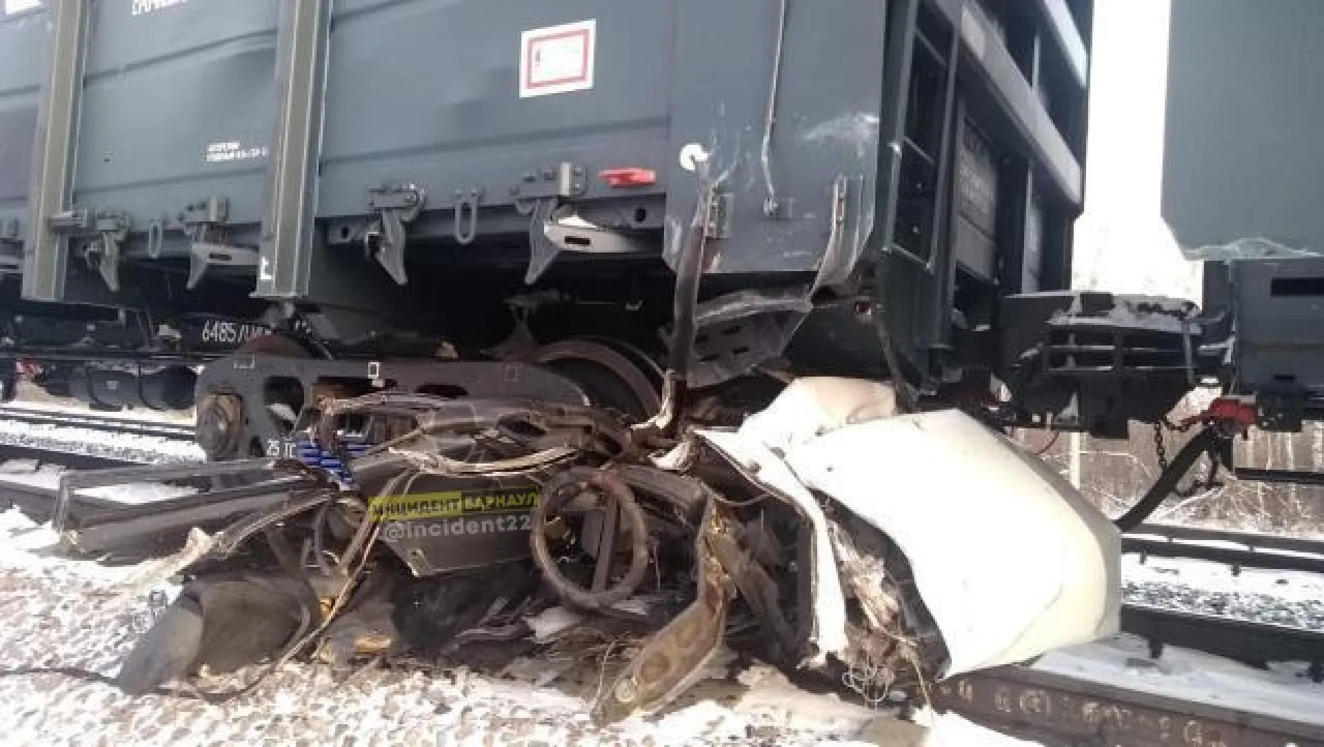 Товарный поезд протащил легковушку под колёсами в Алтайском крае