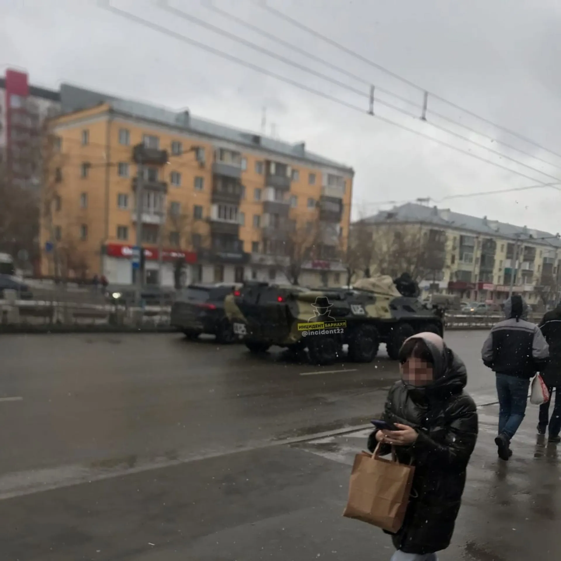 Барнаульцы заметили в городе бронетранспортёр