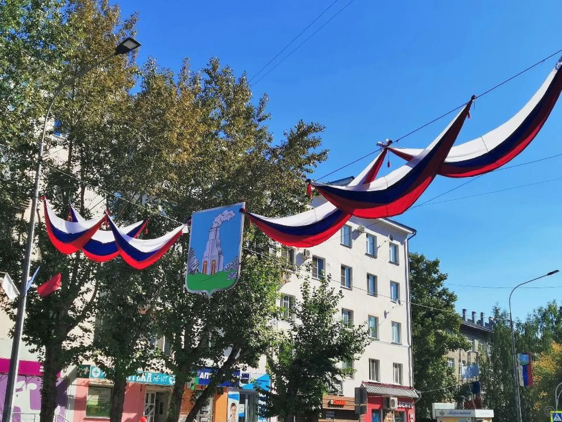 Барнаул украшают флагами и баннерами ко Дню города
