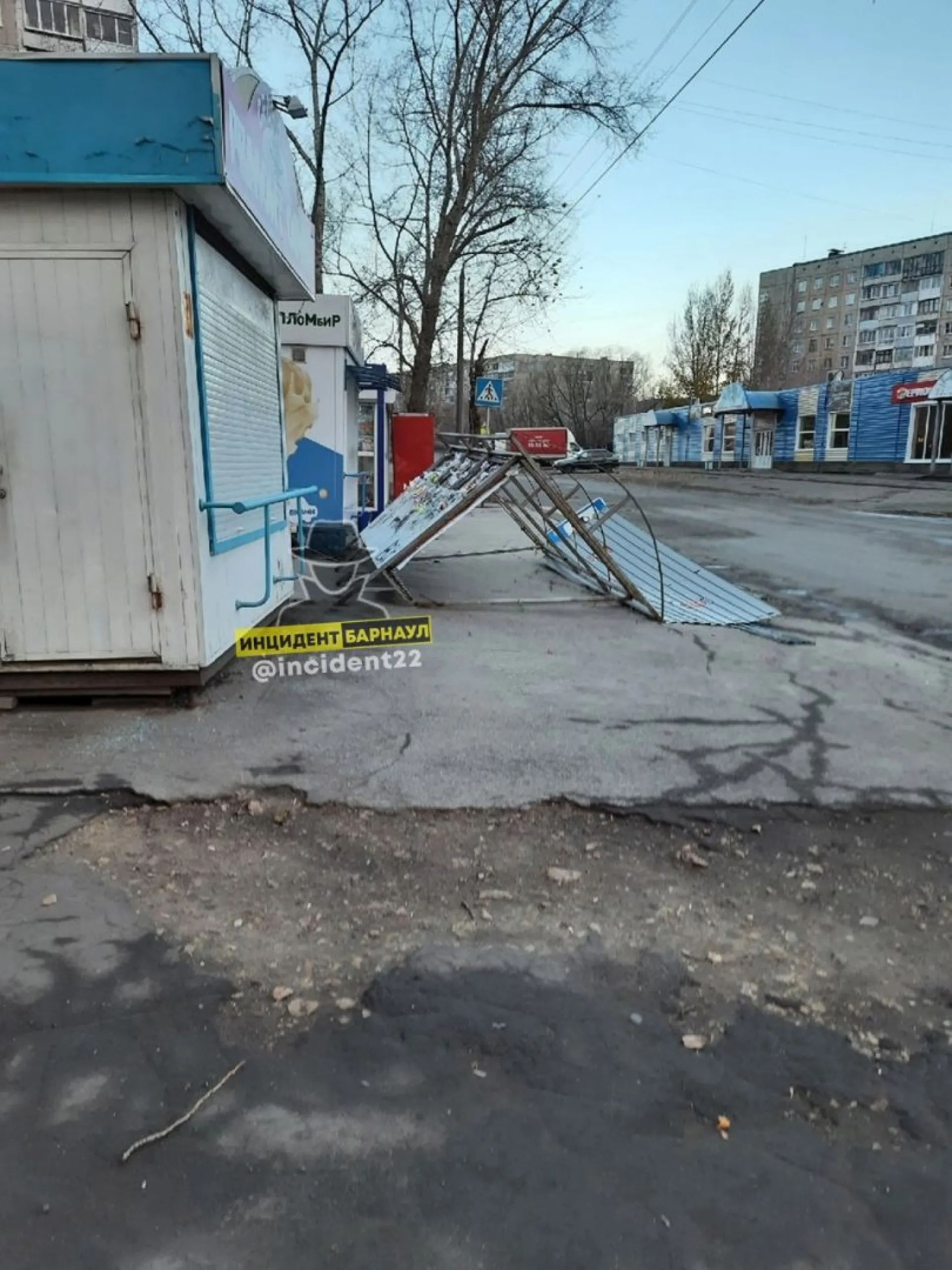 Сильный ветер снес остановки в Барнауле