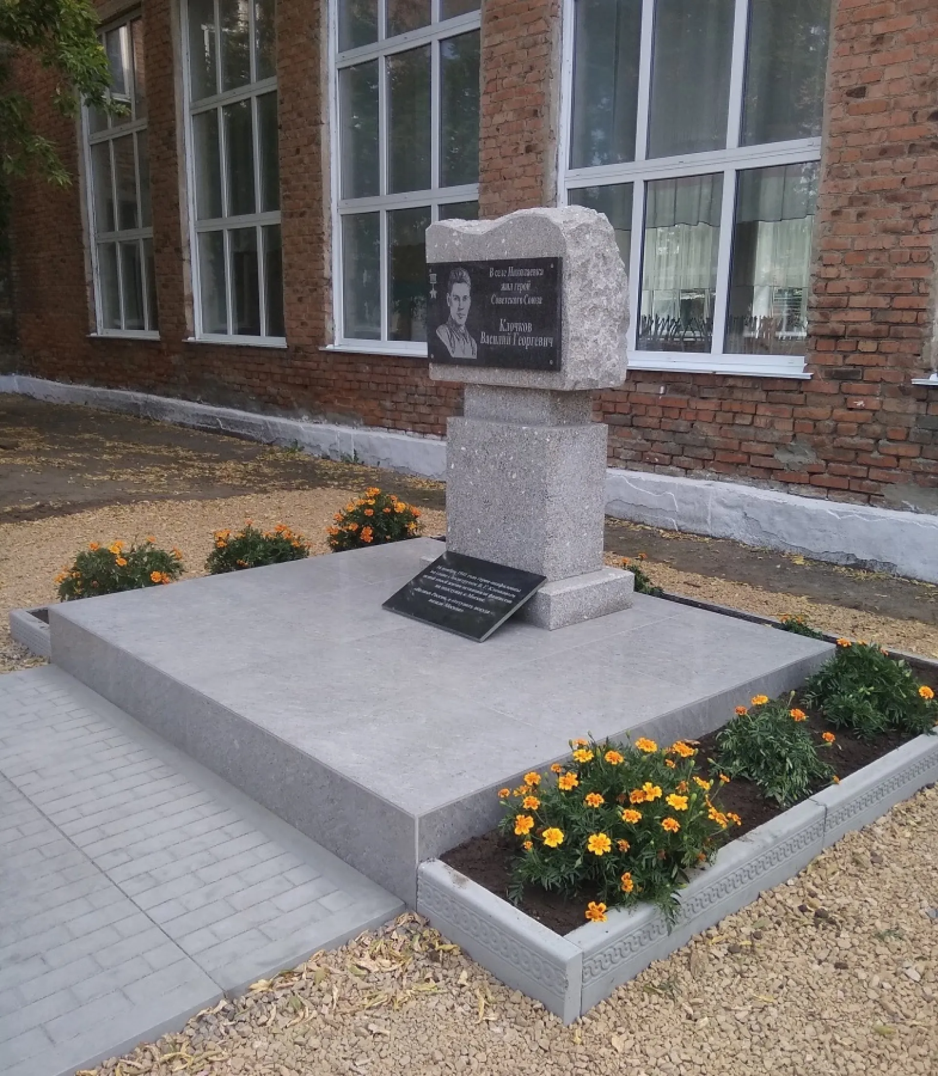 Памятник Герою Советского Союза Василию Клочкову установили в городе Горняке Алтайского края