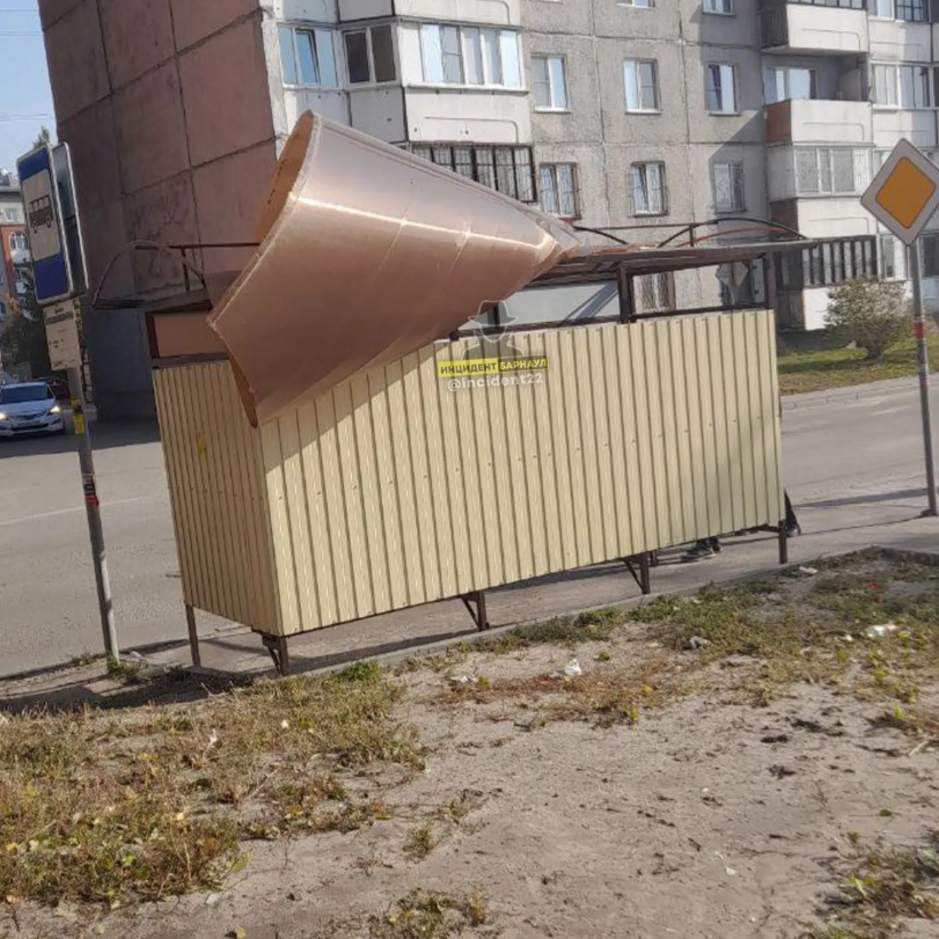 Крышу на остановке сорвало ветром в Барнауле