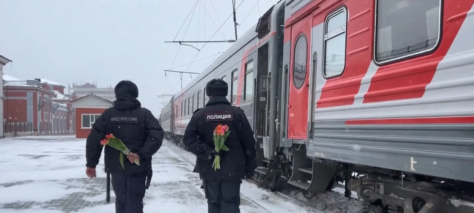 Транспортные полицейские Сибири поздравили проводниц и начальниц поездных бригад с наступающим Международным женским днём