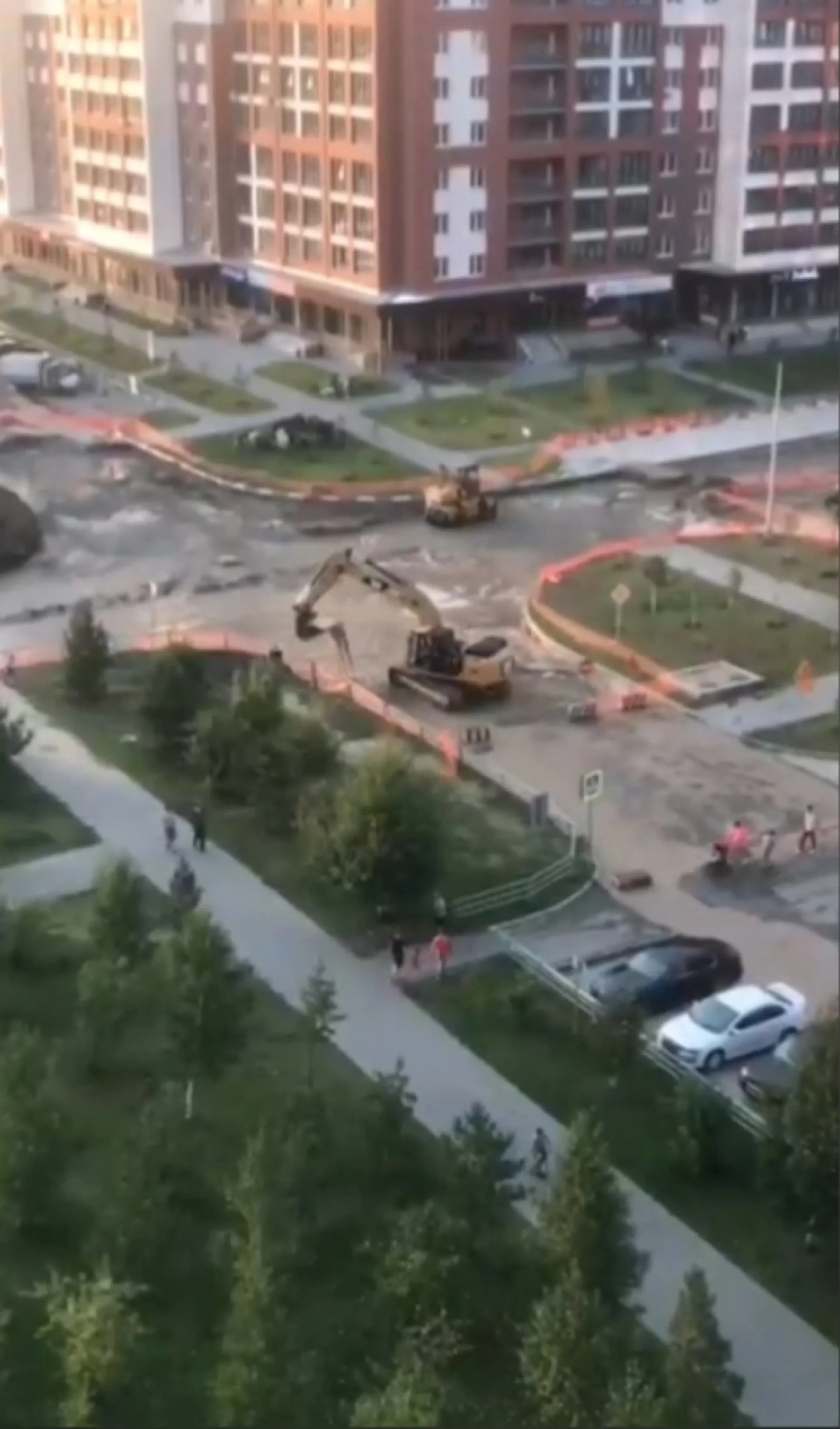 Воду ковшом. Барнаульцы рассказали об экскаваторе, ликвидировавшем последствия потопа в городе