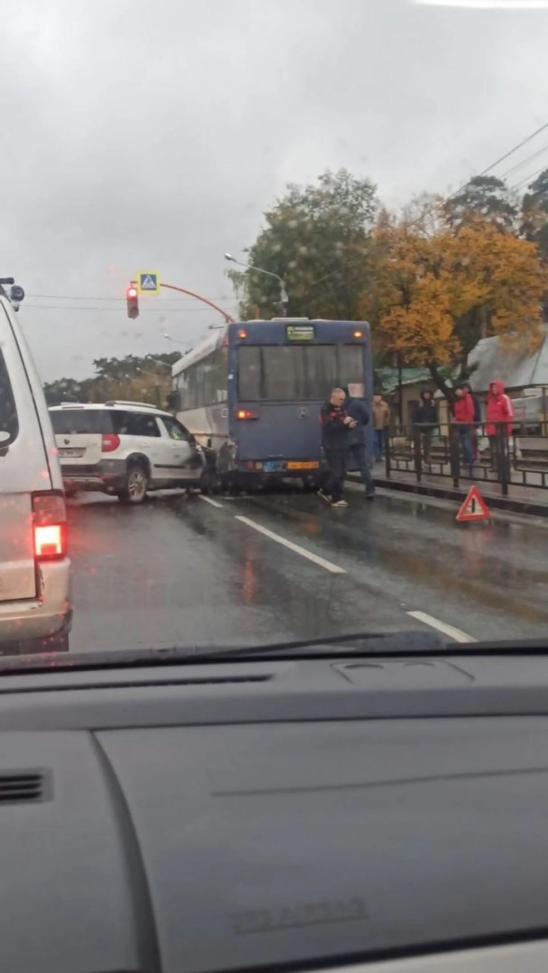 Легковушка врезалась в автобус в Барнауле