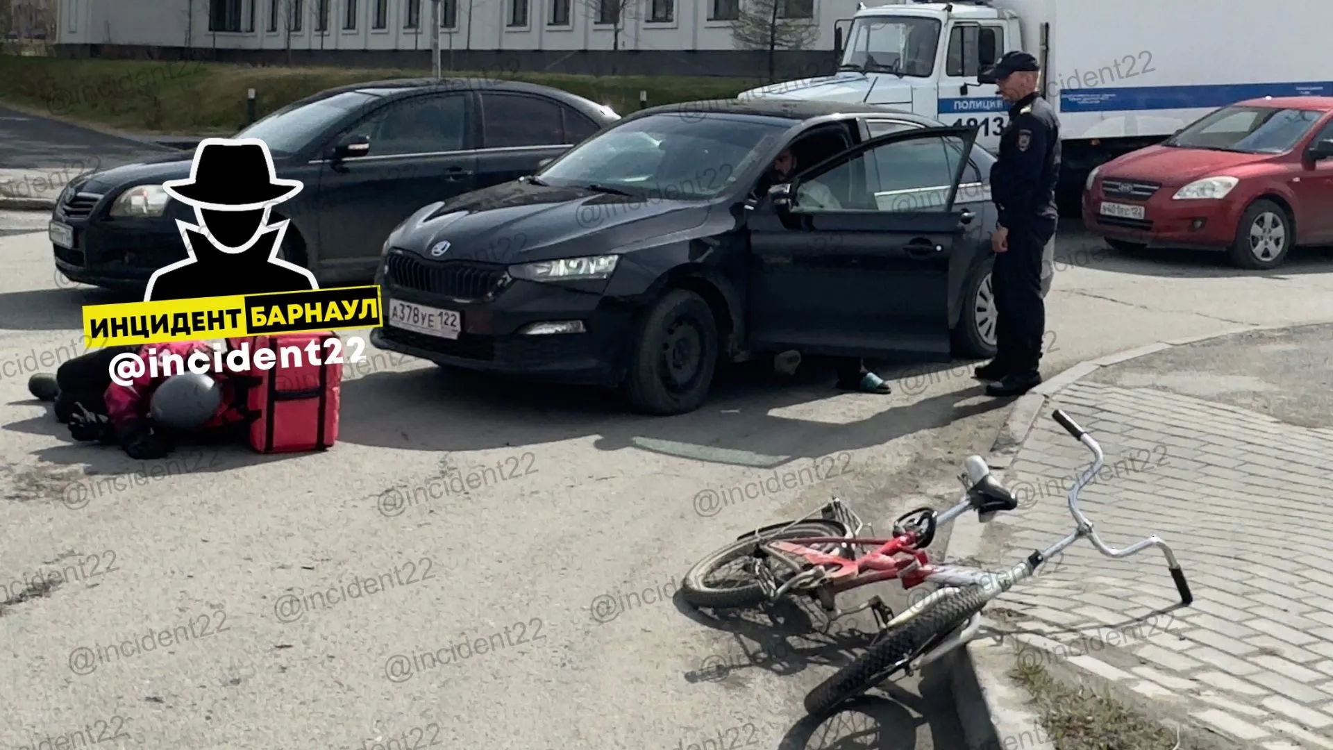Сотрудник доставки попал под машину в Барнауле 
