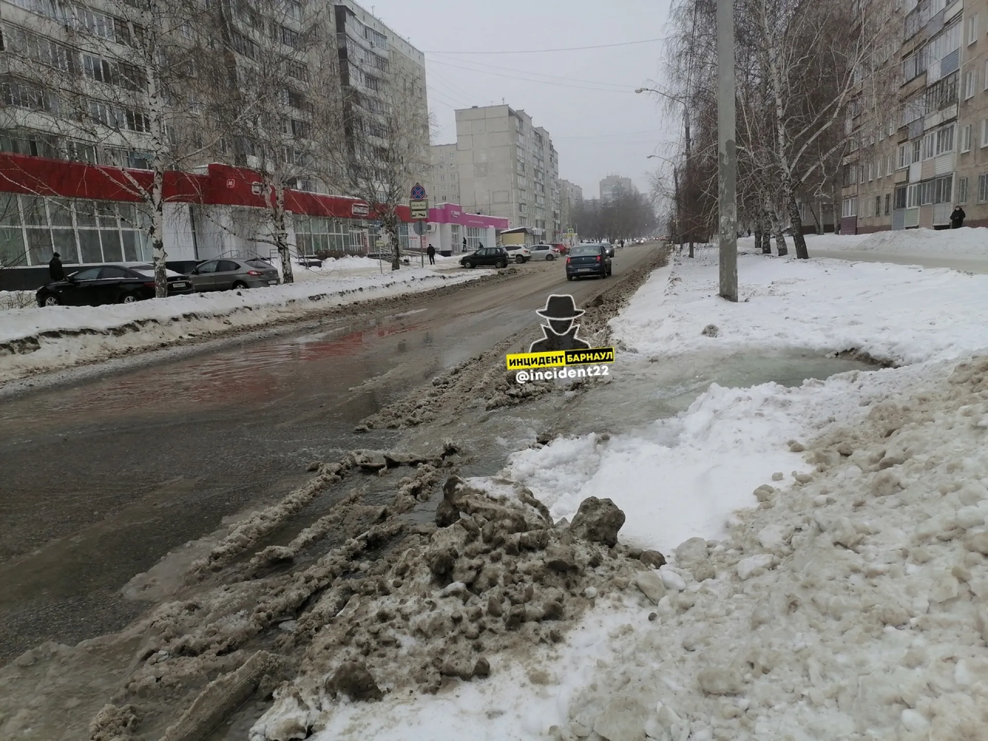 В Барнауле проезжую часть заливает водой из-за коммунальной аварии В Барнауле проезжую часть заливает водой из-за коммунальной аварии