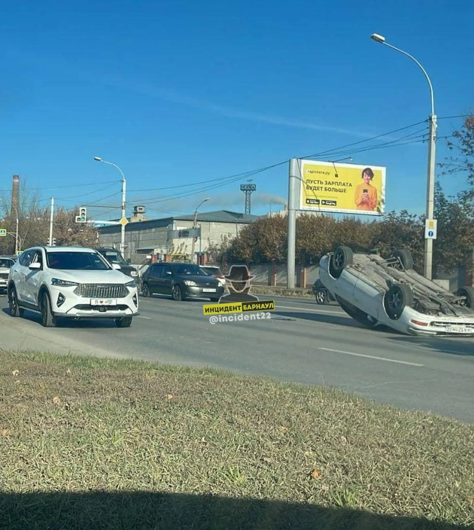 Автомобиль перевернулся в результате ДТП в Барнауле