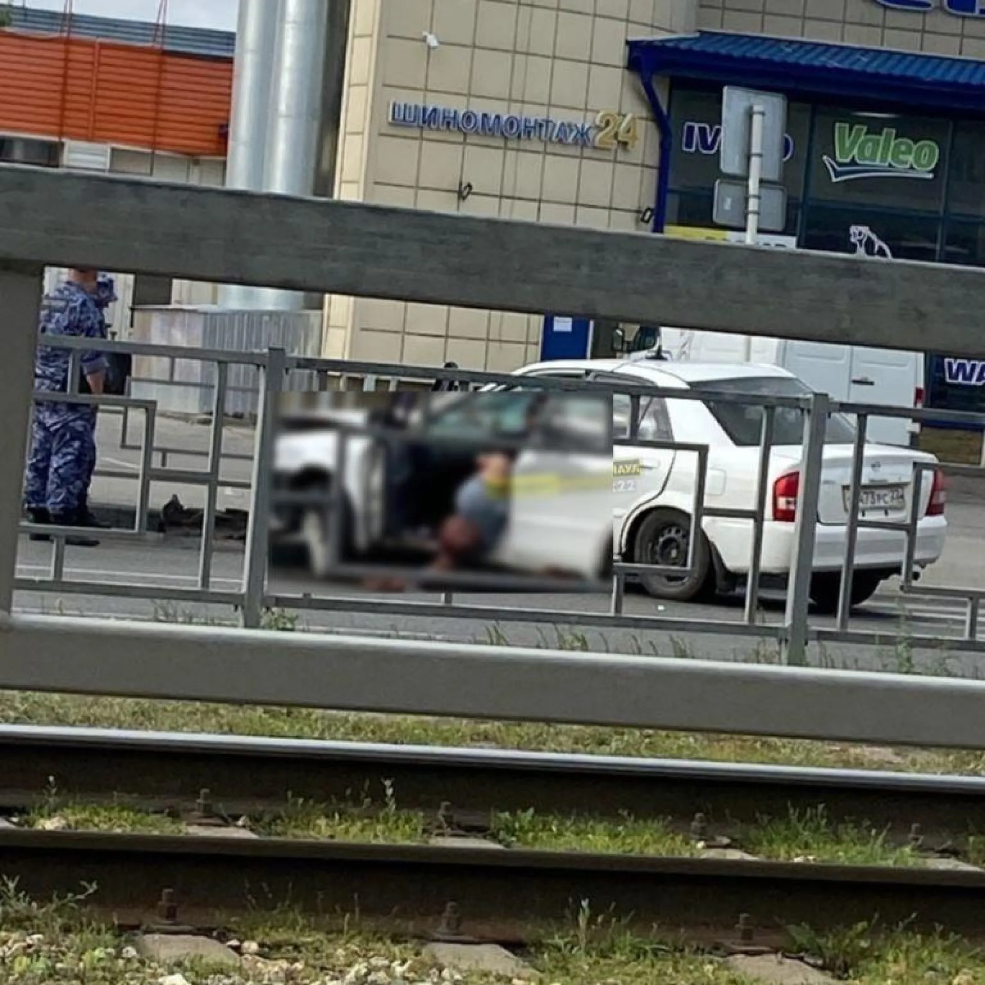 Автомобиль врезался в грузовик и отлетел в ограждение в Барнауле Автомобиль врезался в грузовик и отлетел в ограждение в Барнауле